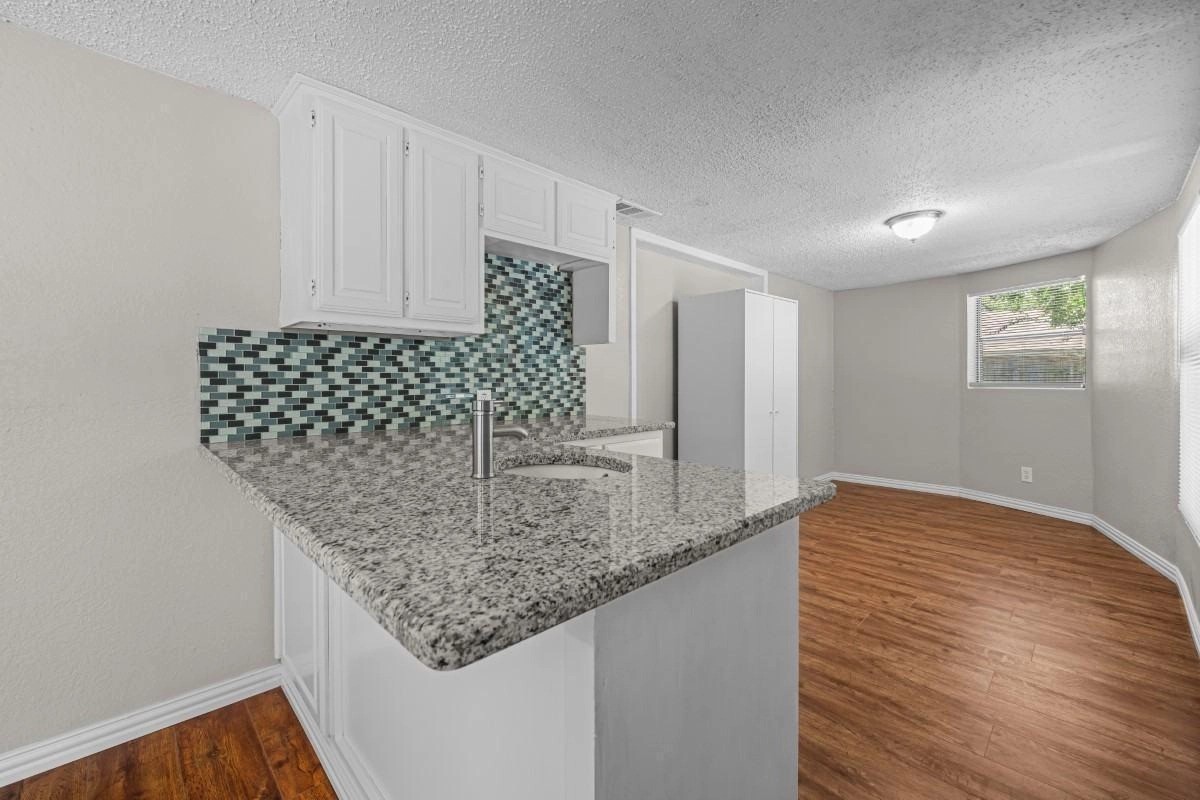 1113 Greenbriar Drive Property Photo 3