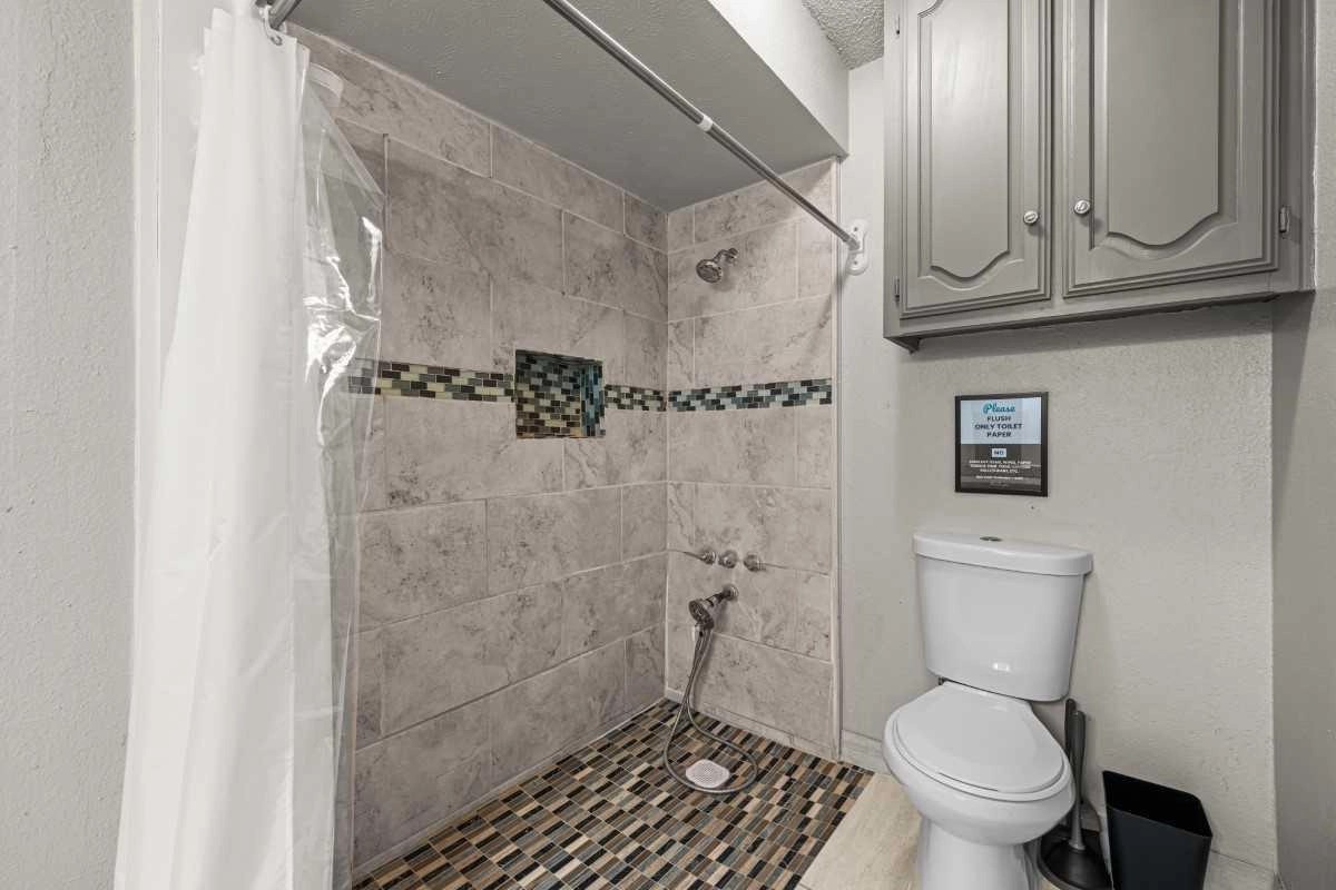 1113 Greenbriar Drive Property Photo 4