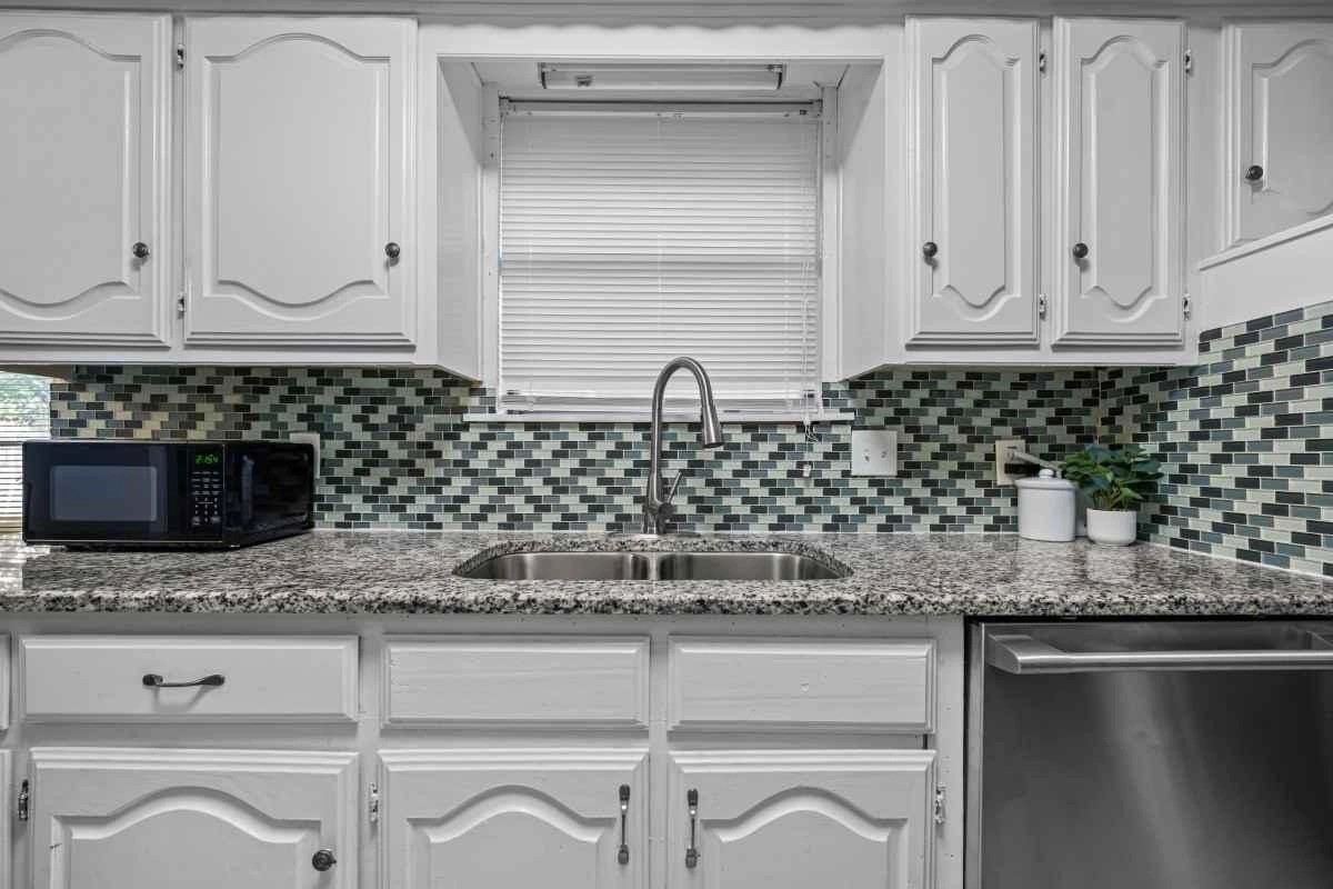 1113 Greenbriar Drive Property Photo 5