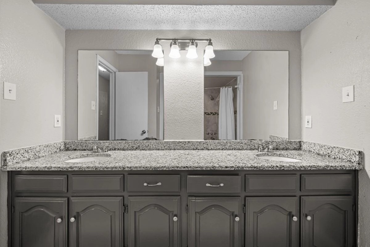 1113 Greenbriar Drive Property Photo 6