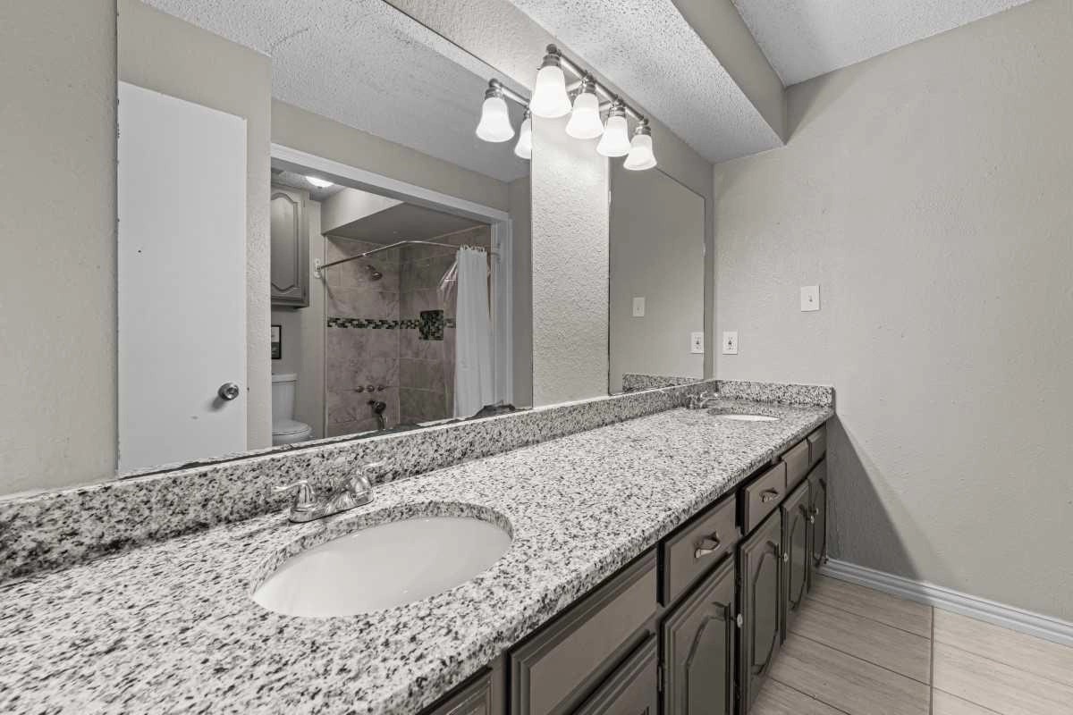 1113 Greenbriar Drive Property Photo 8
