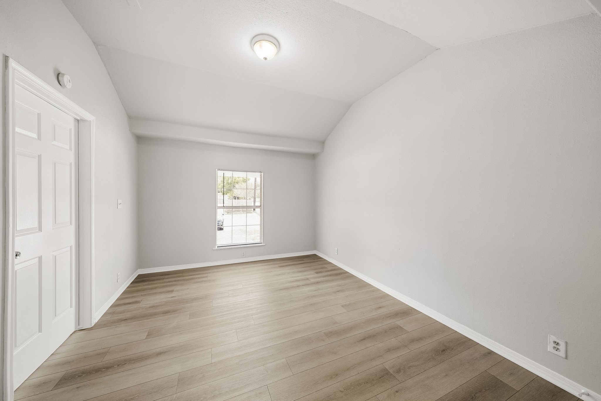 5303 Ridgeway Drive Property Photo 2