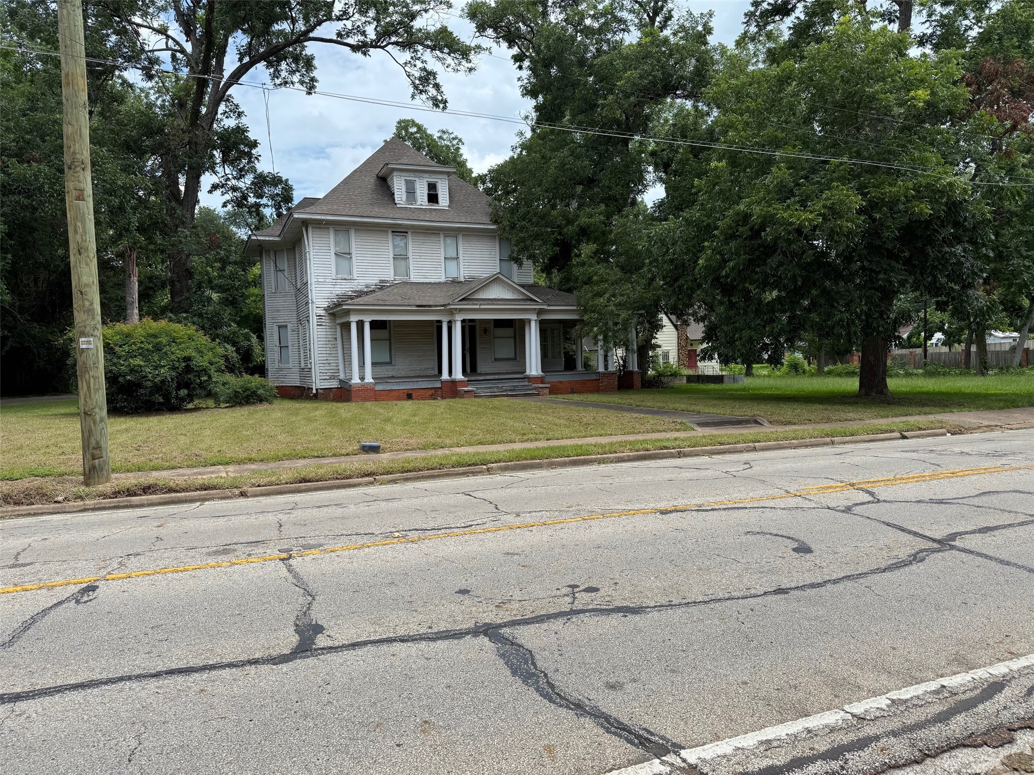 906 E Houston Avenue Property Photo 1