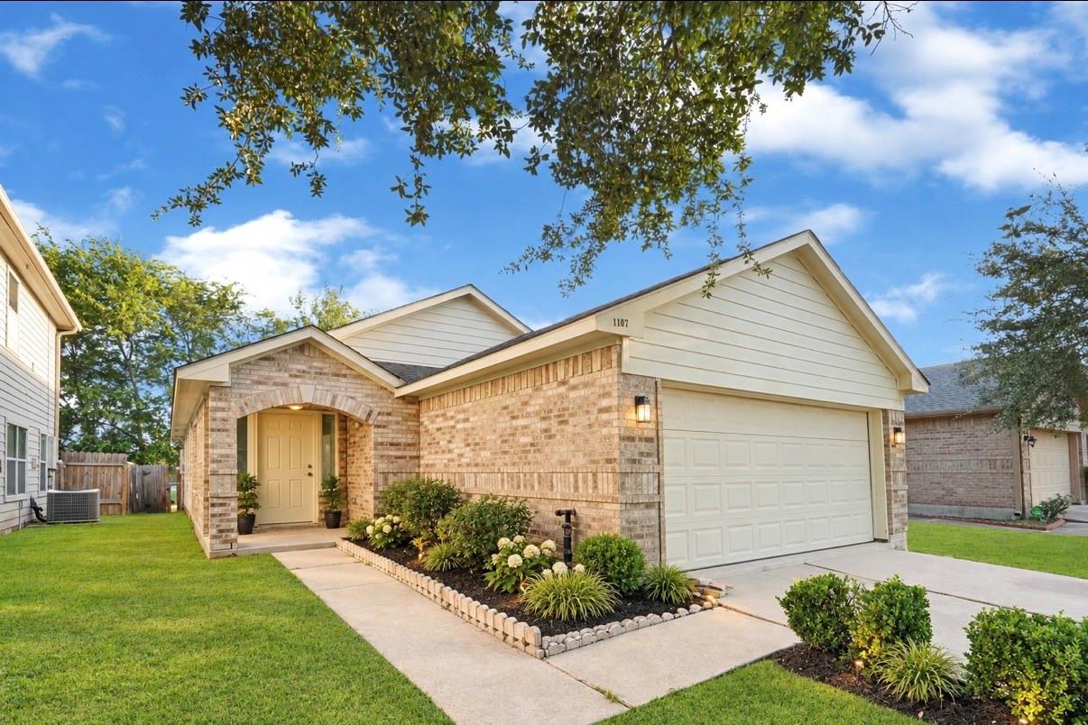 1107 Hampton Villa Lane, Houston Tx 77047 Property Photo 1