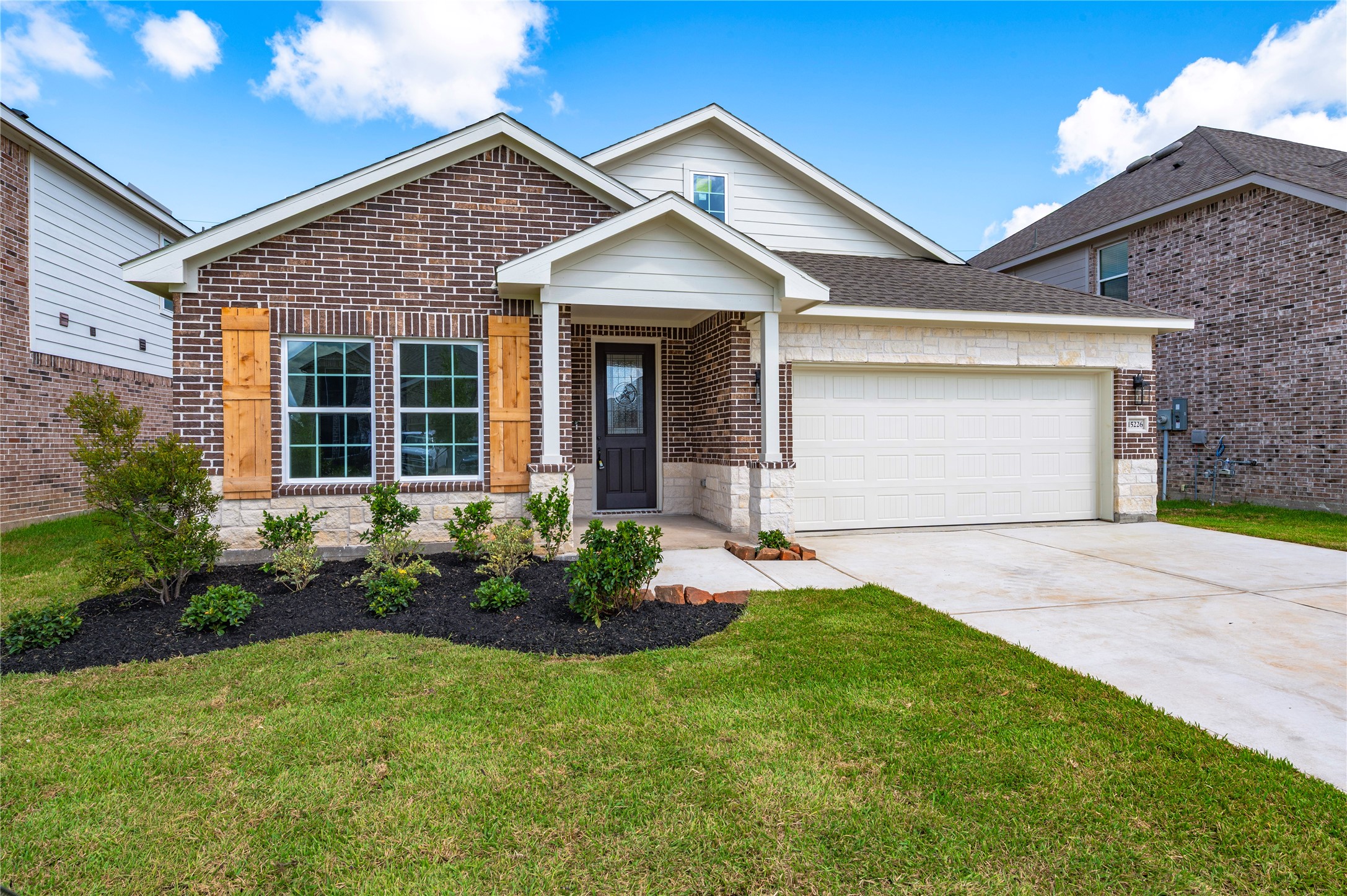 15226 Water Oak Way Property Photo 1