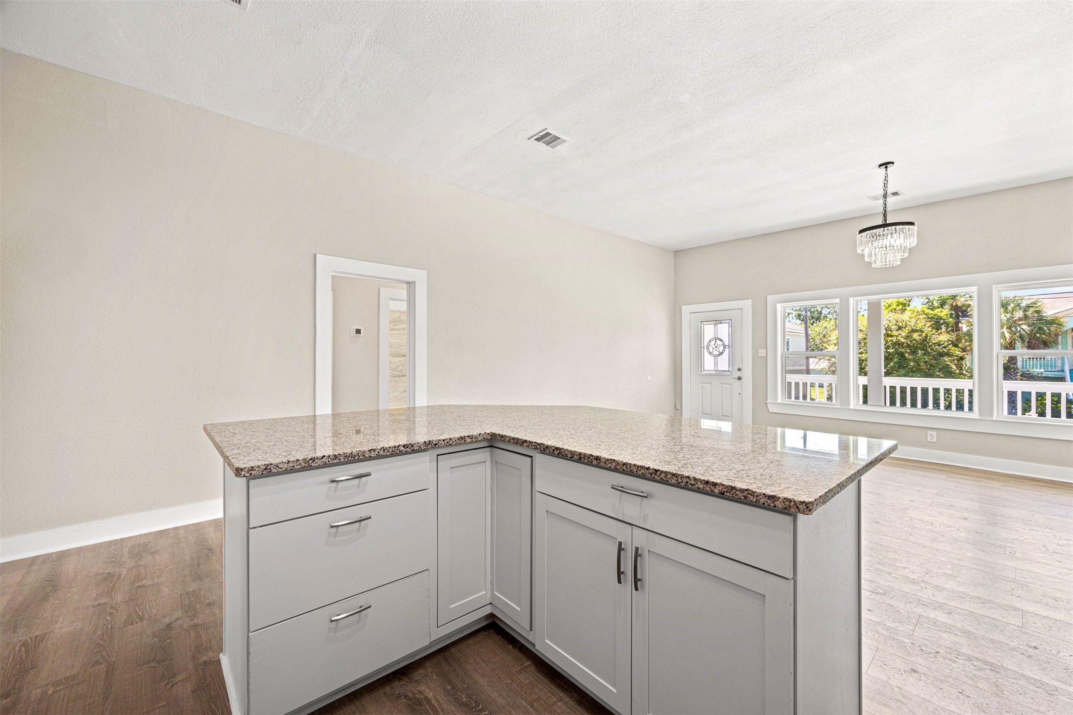 1812 27th St Property Photo 3