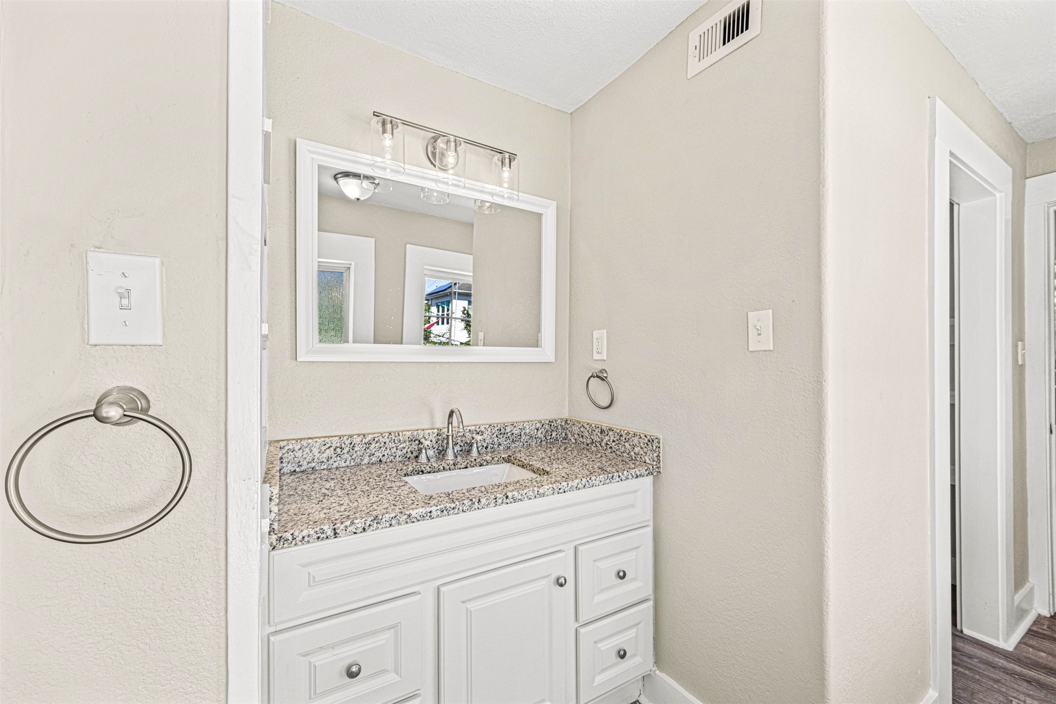 1812 27th St Property Photo 16
