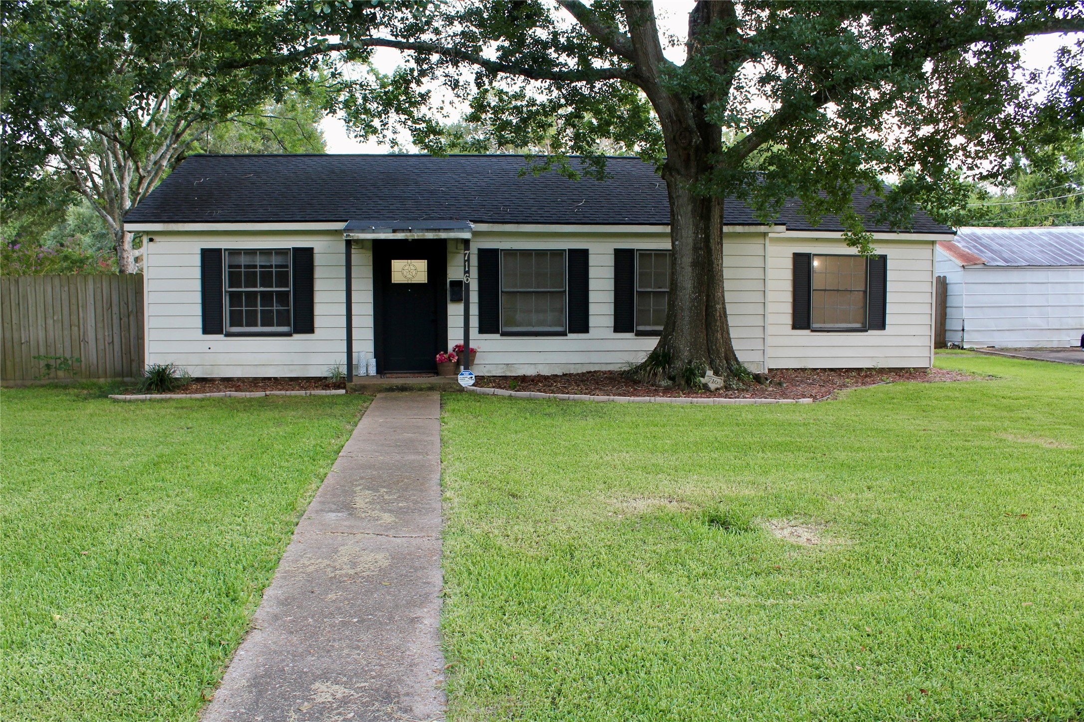 716 E Miller Street Property Photo 1