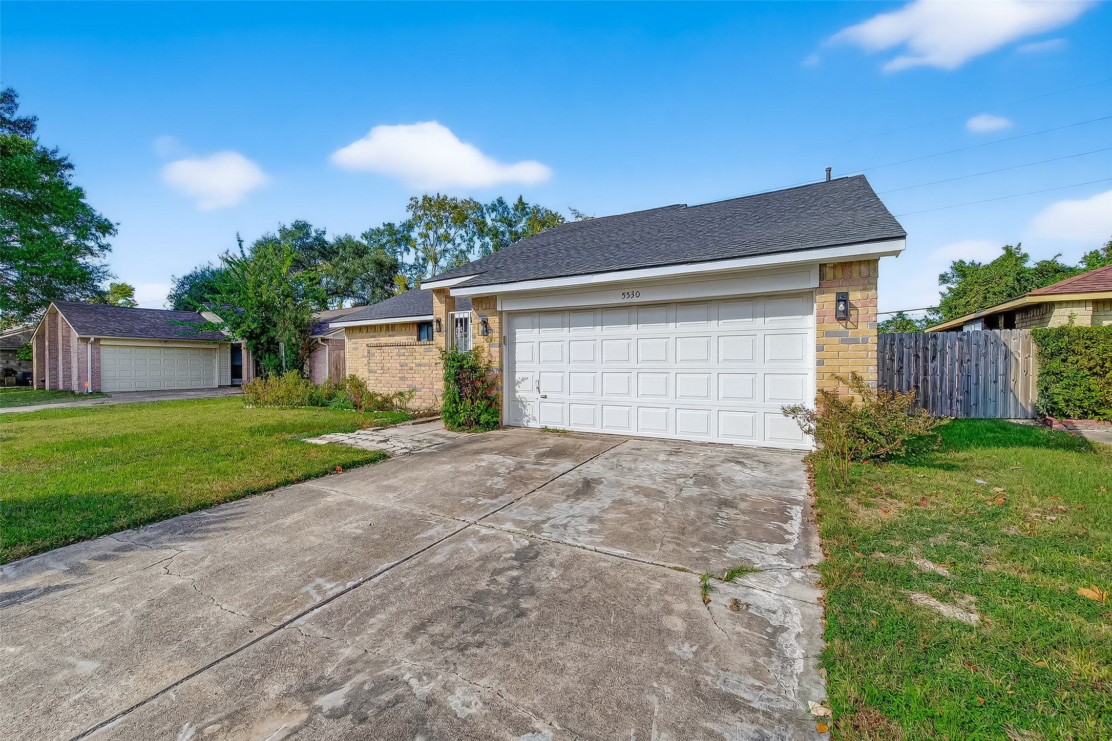 5530 Oak Falls Drive Property Photo 2