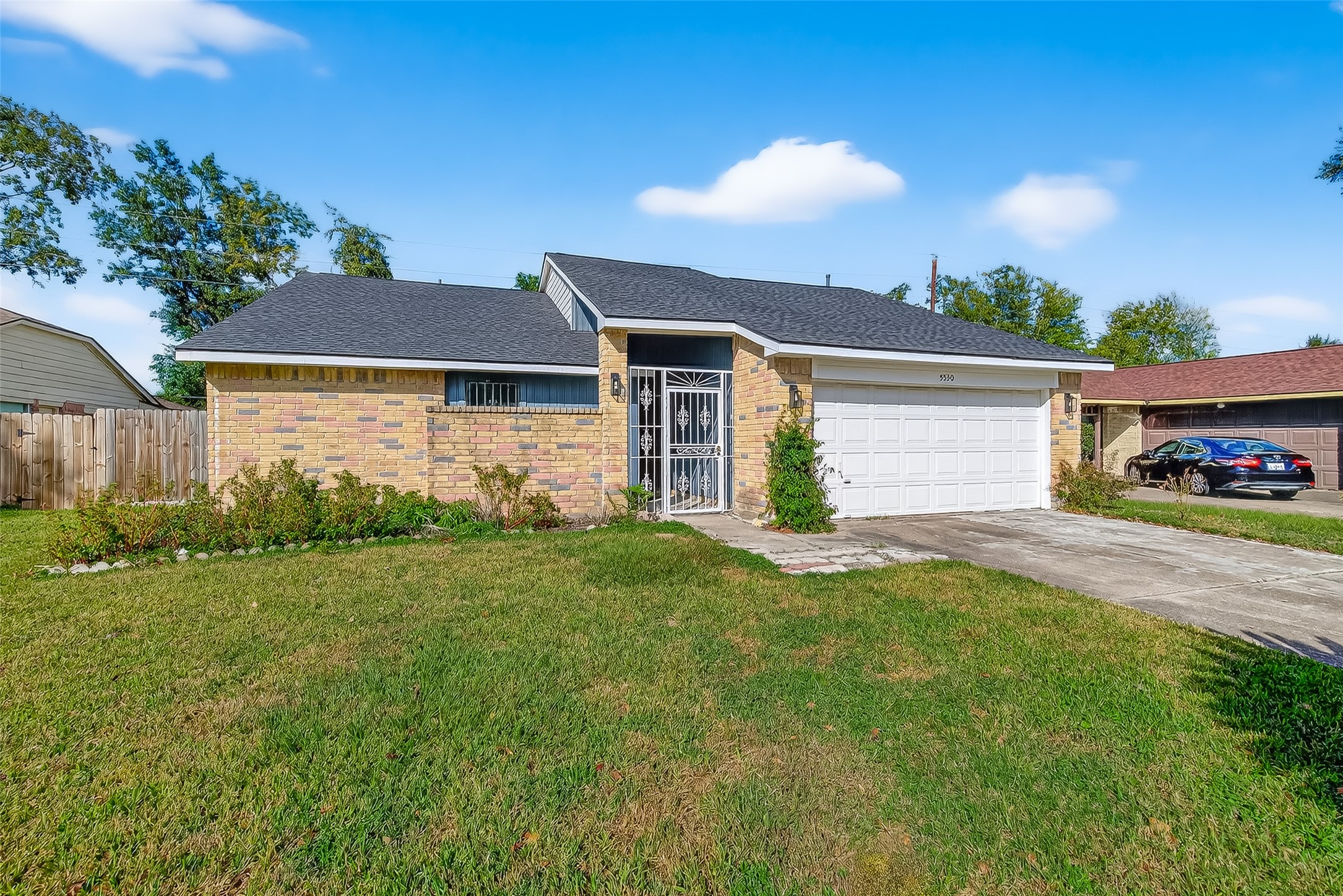 5530 Oak Falls Drive Property Photo 3
