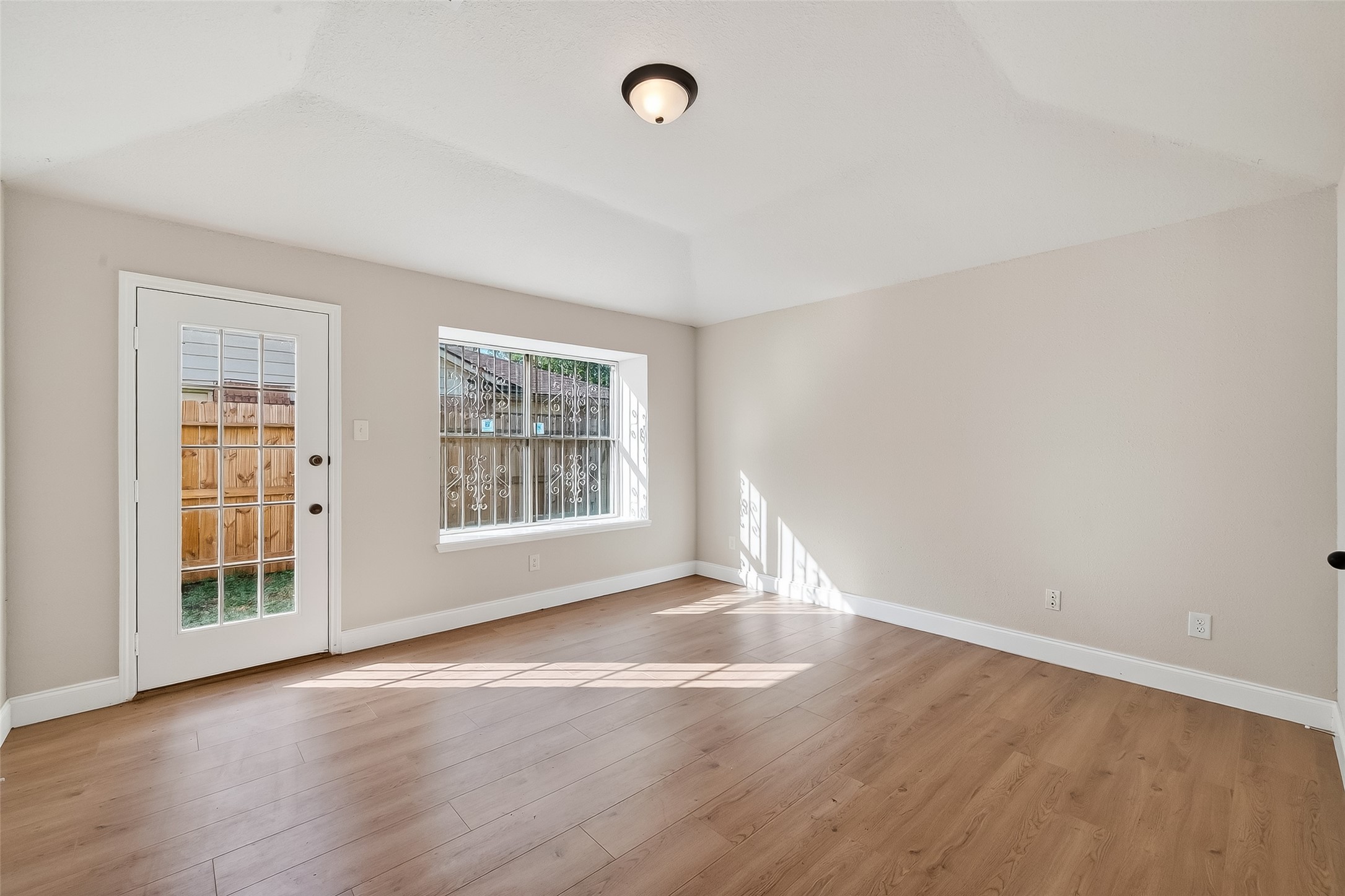 5530 Oak Falls Drive Property Photo 28
