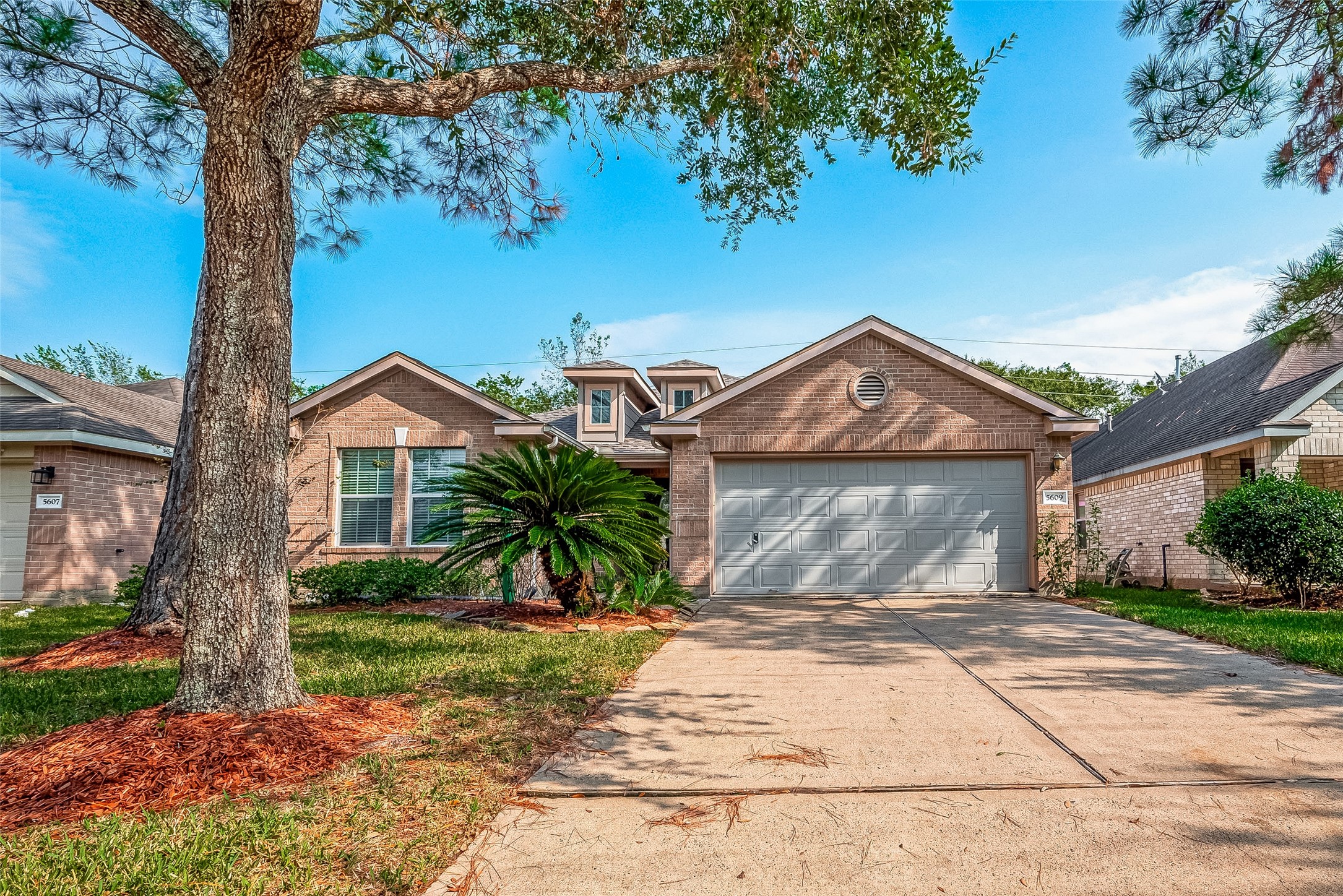5609 Savannah Woods Lane Property Photo 1