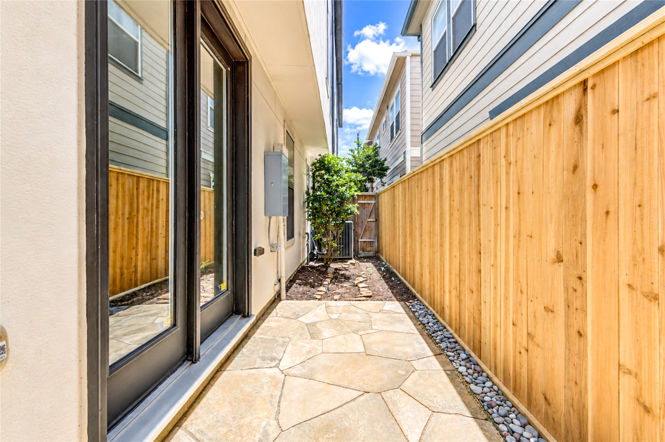 5826 Darling Street Property Photo 6