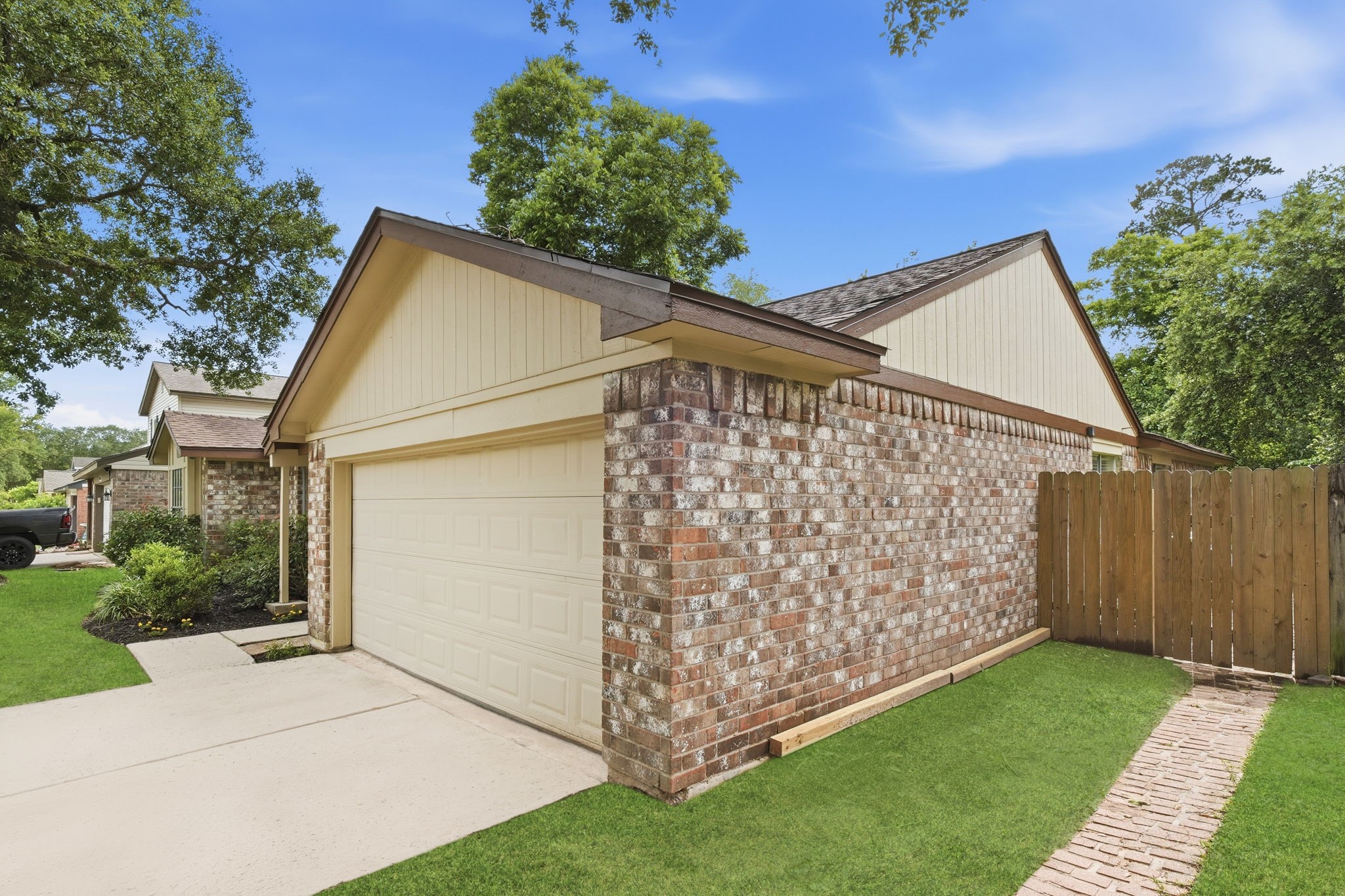 18607 Hiddenbay Way Property Photo 3