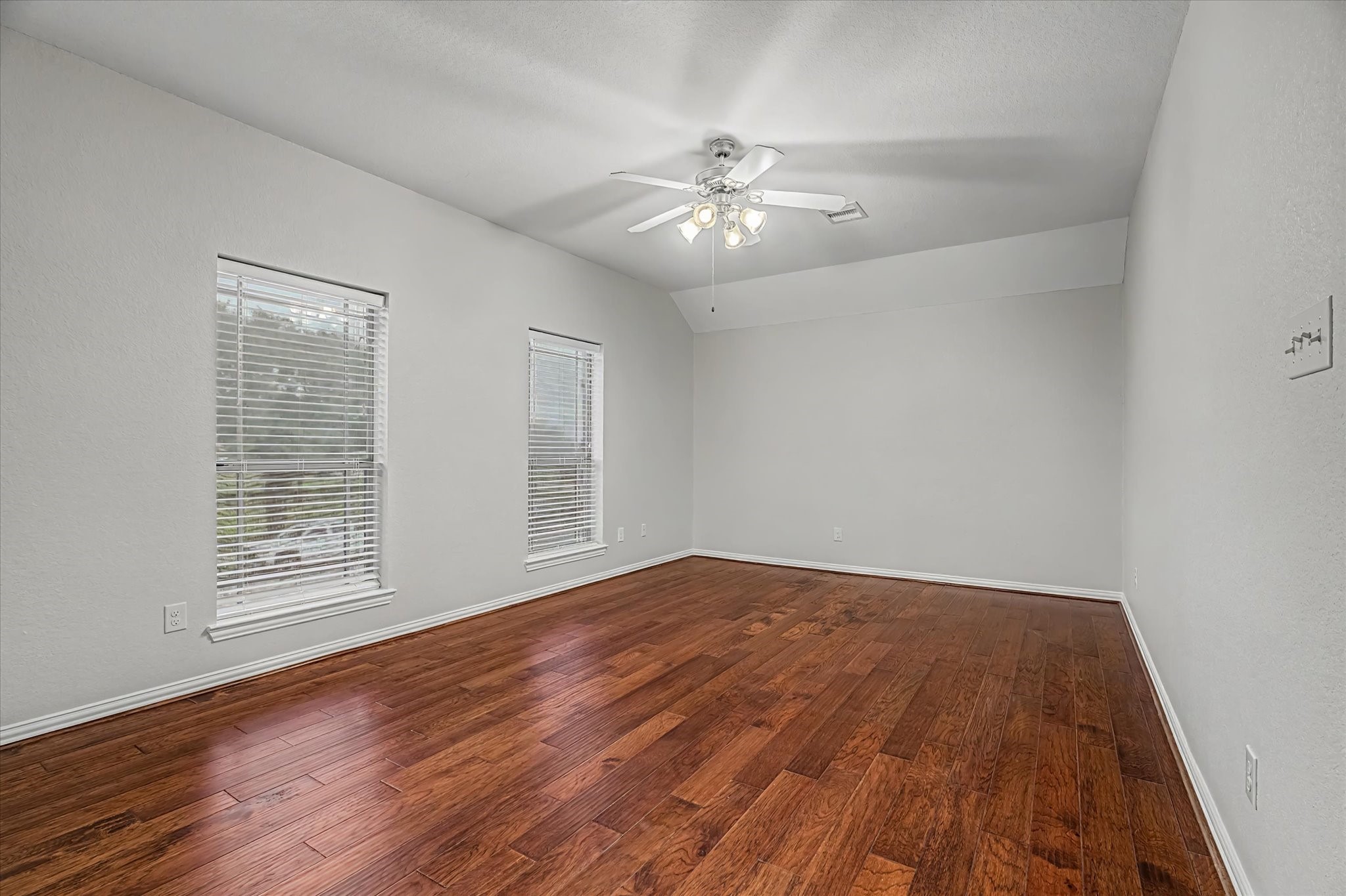 4702 Seabird Street Property Photo 28