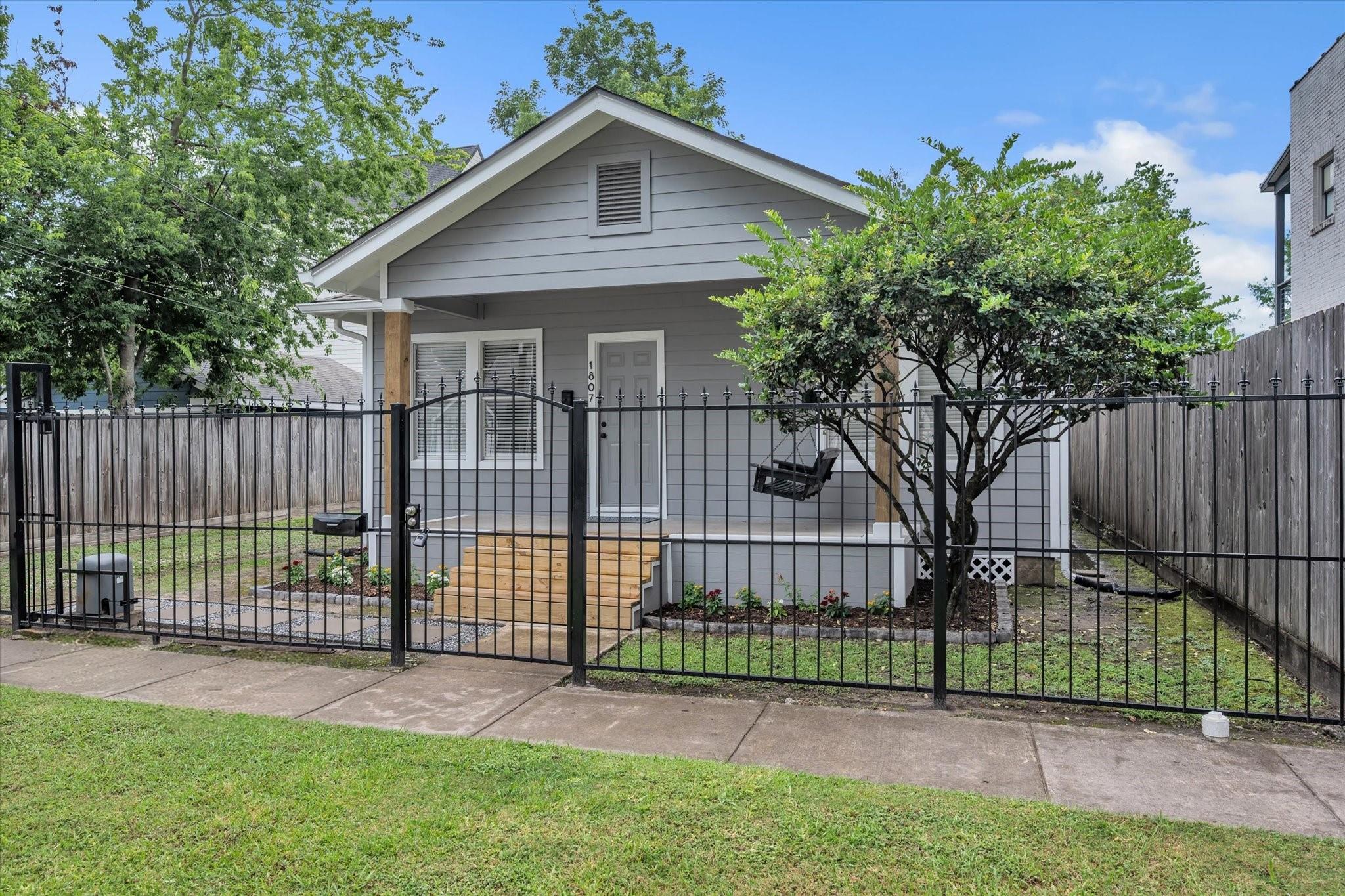 1807 Summer Street, Houston TX 77007 Property Photo 1