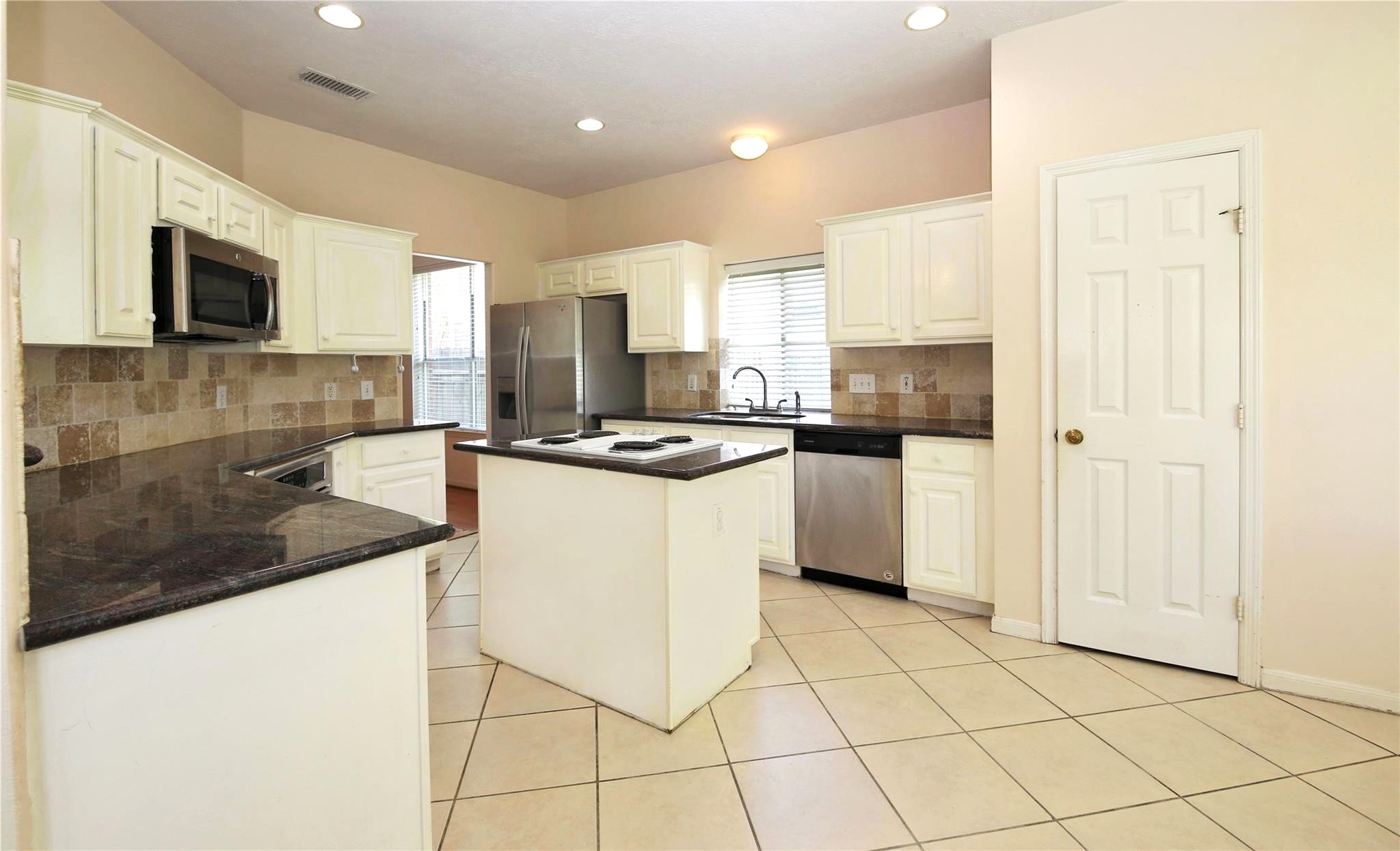 4602 Rainbow Valley Court Property Photo 4