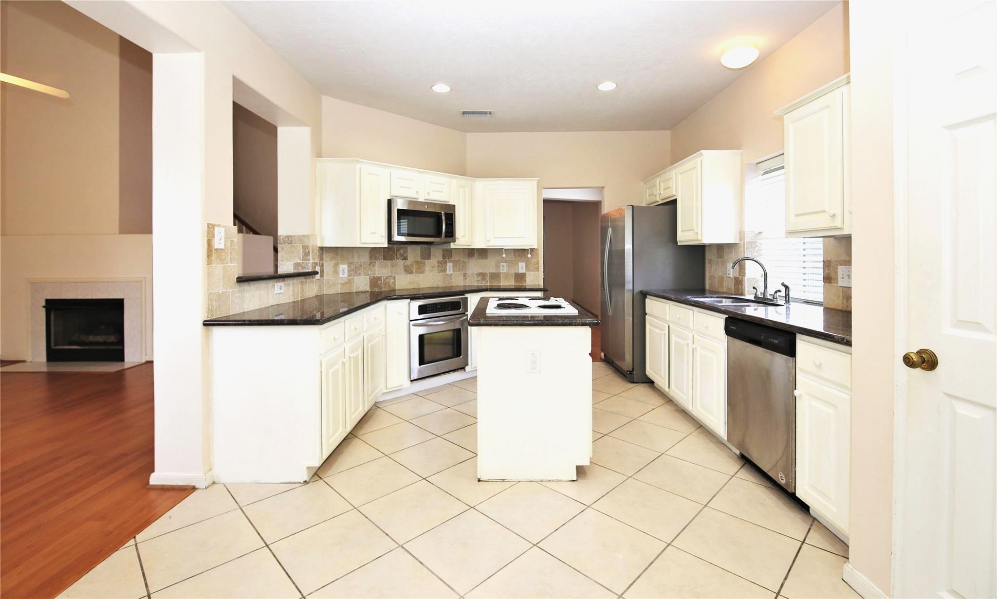 4602 Rainbow Valley Court Property Photo 6