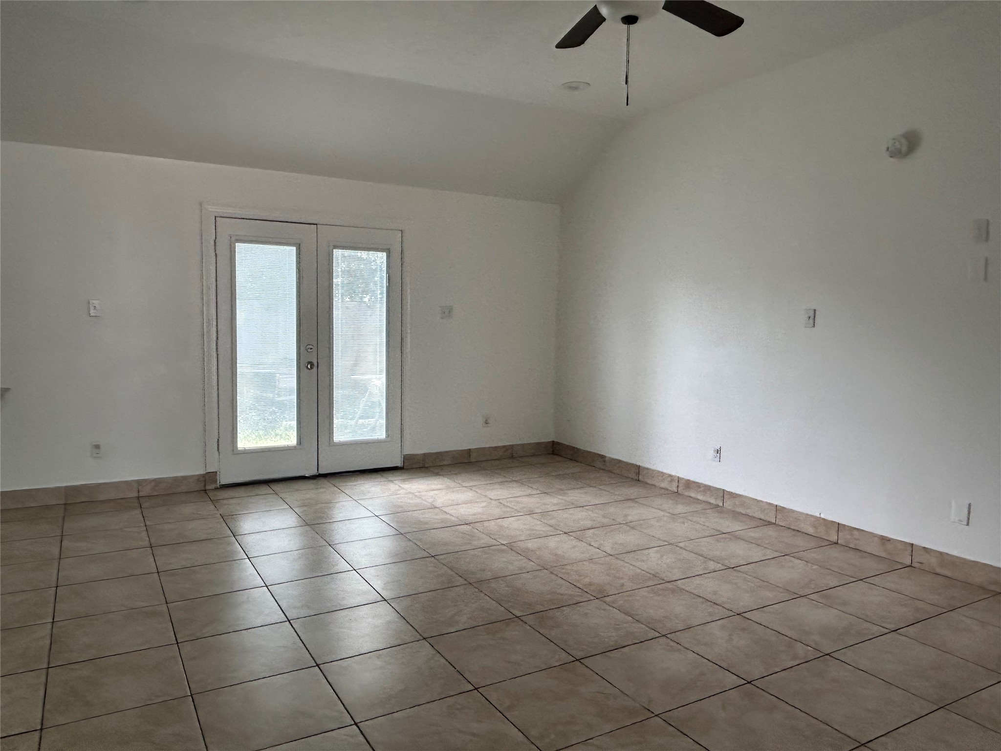 1108 Redbud Circle Property Photo 3