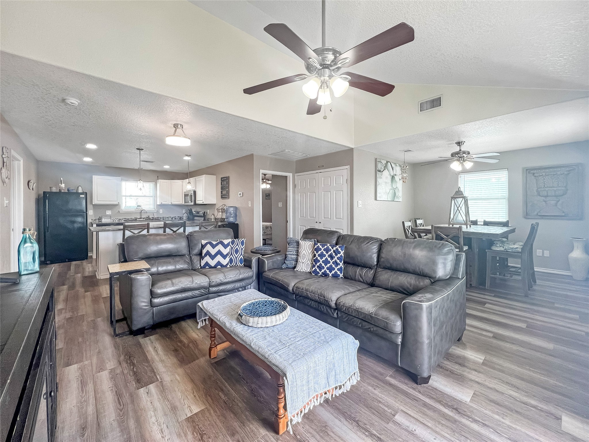 81 Santar Loop Property Photo 4