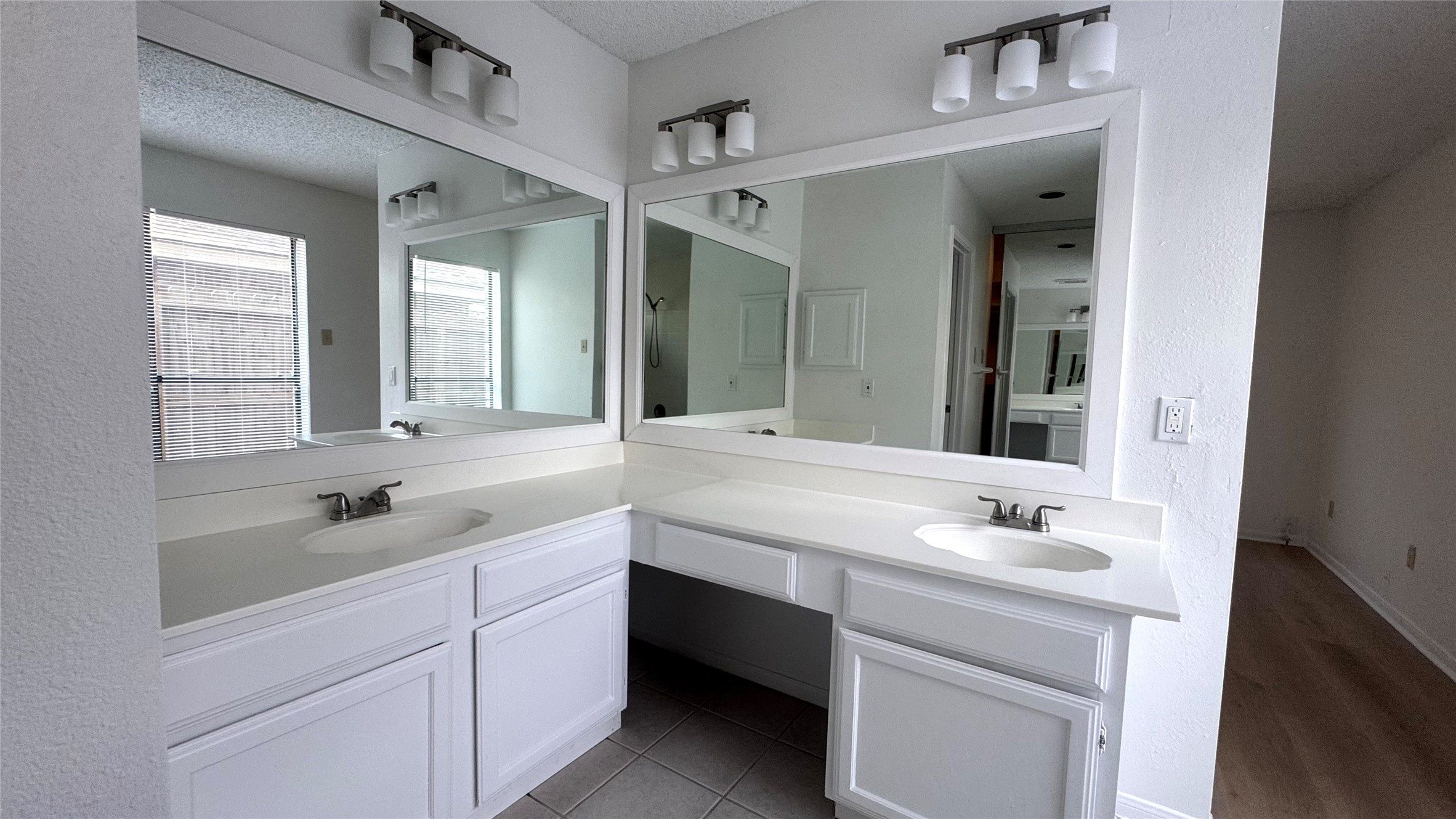 9826 Chiselhurst Drive Property Photo 16