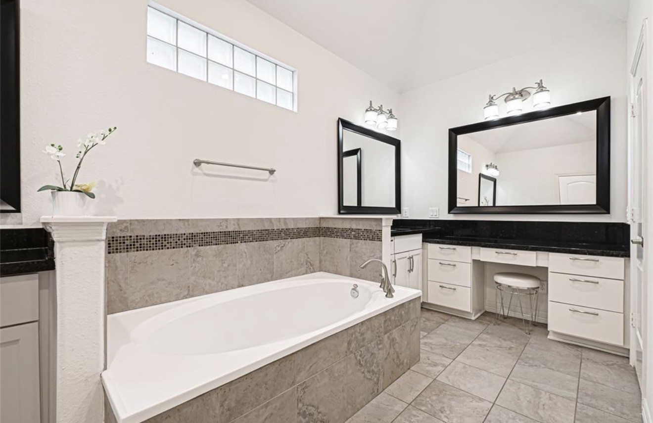 1531 Woodbend Park W Property Photo 17