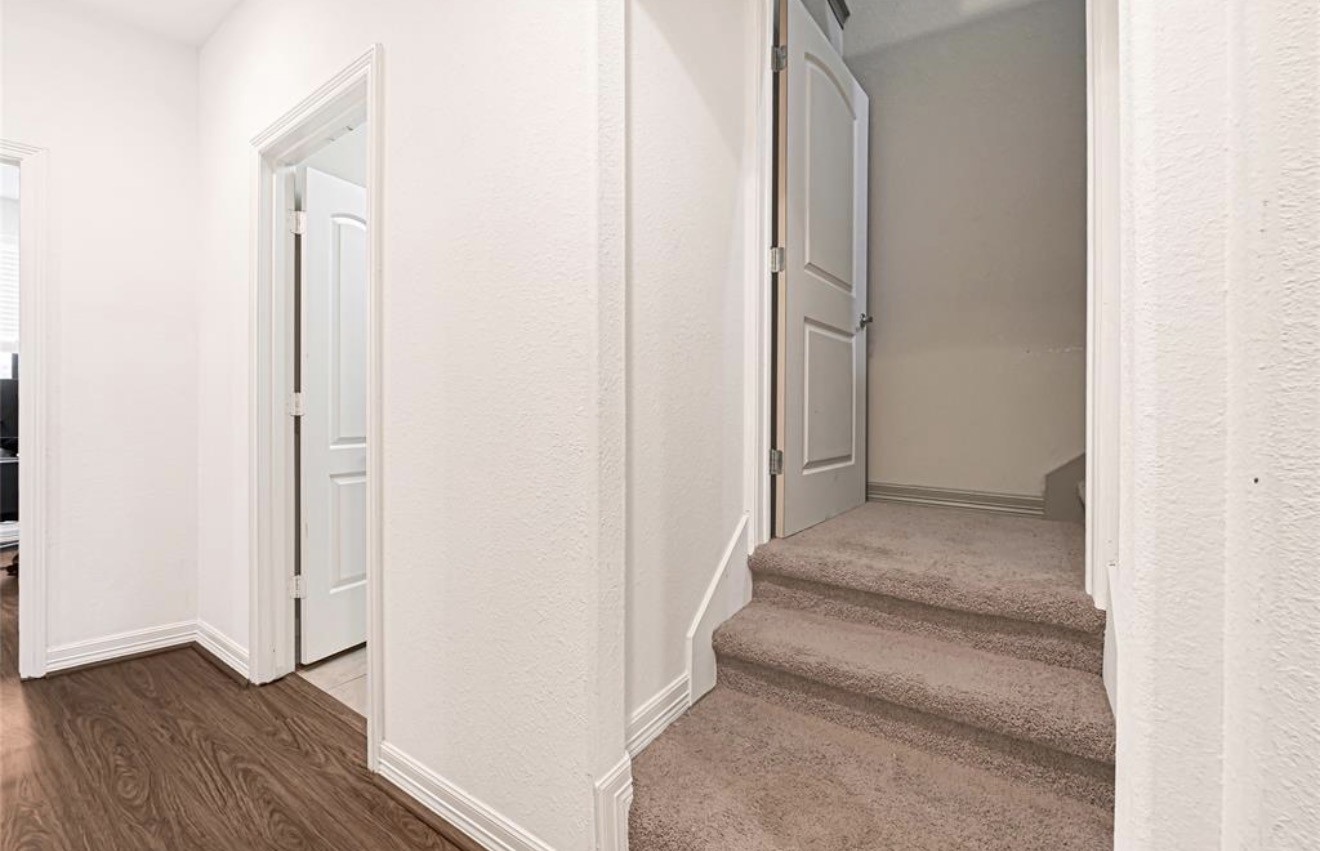 1531 Woodbend Park W Property Photo 25