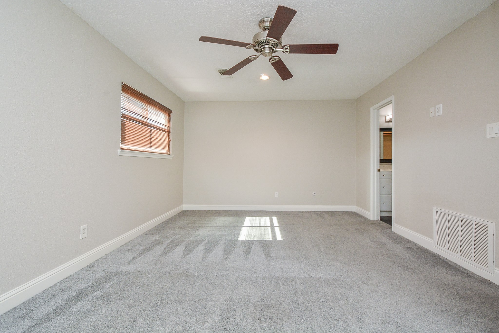 13859 Hollowgreen Drive Property Photo 29