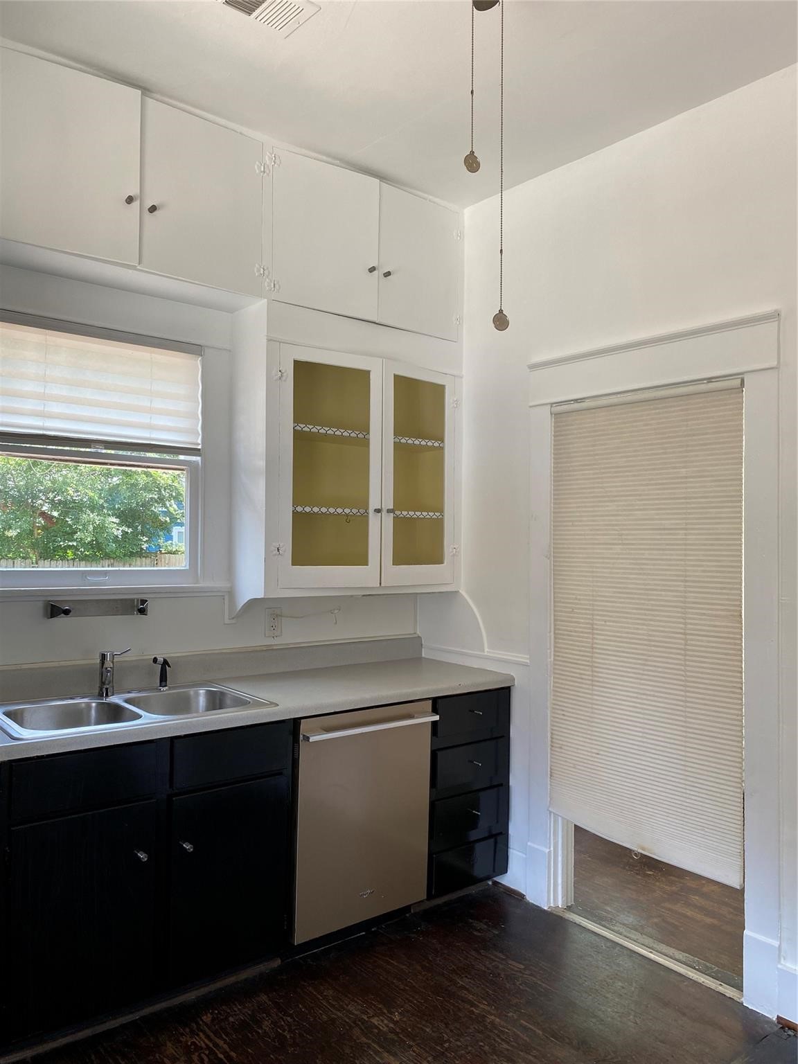709 E 11 Property Photo 11