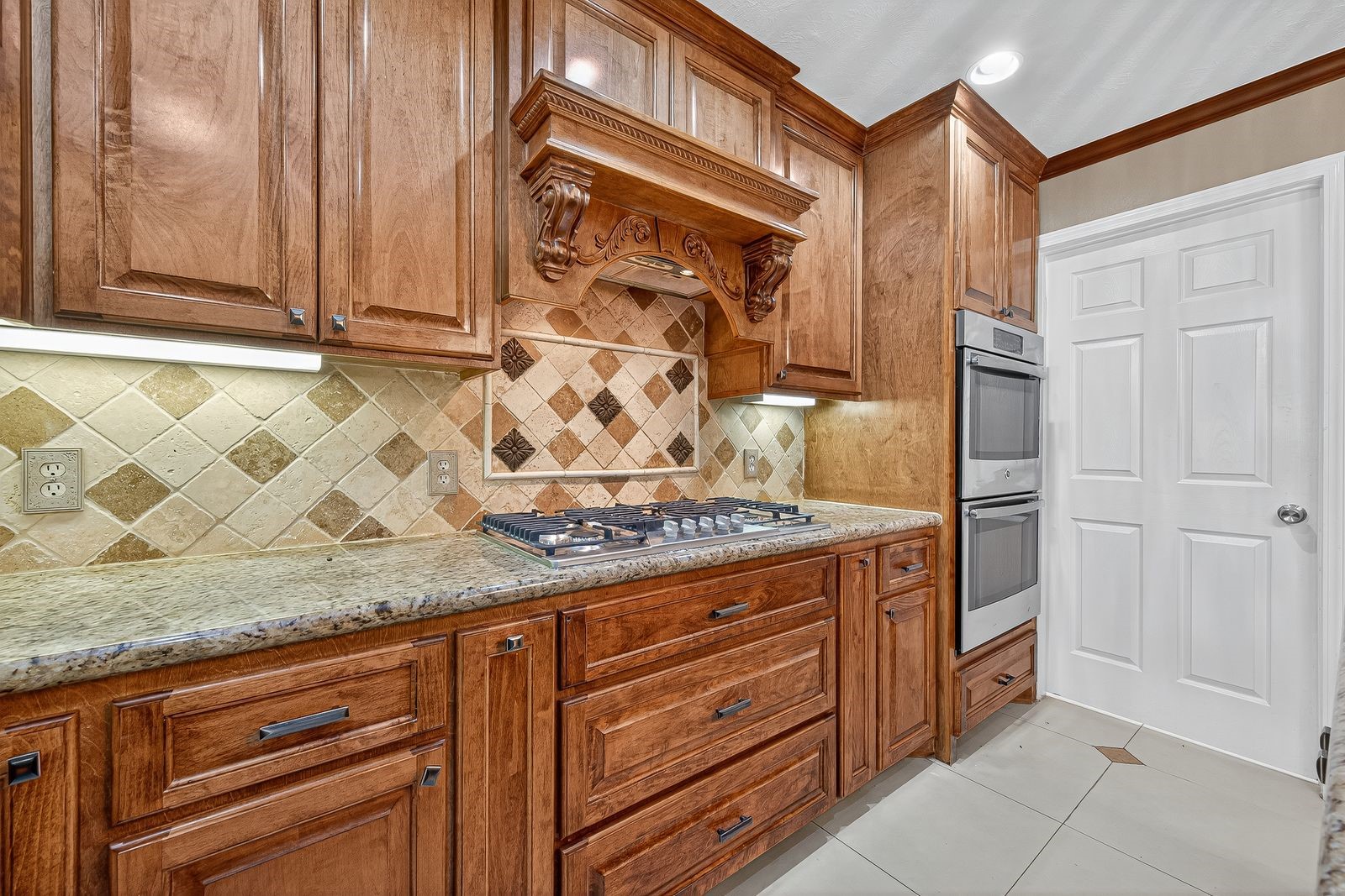 6818 Woodland Oaks Property Photo 10