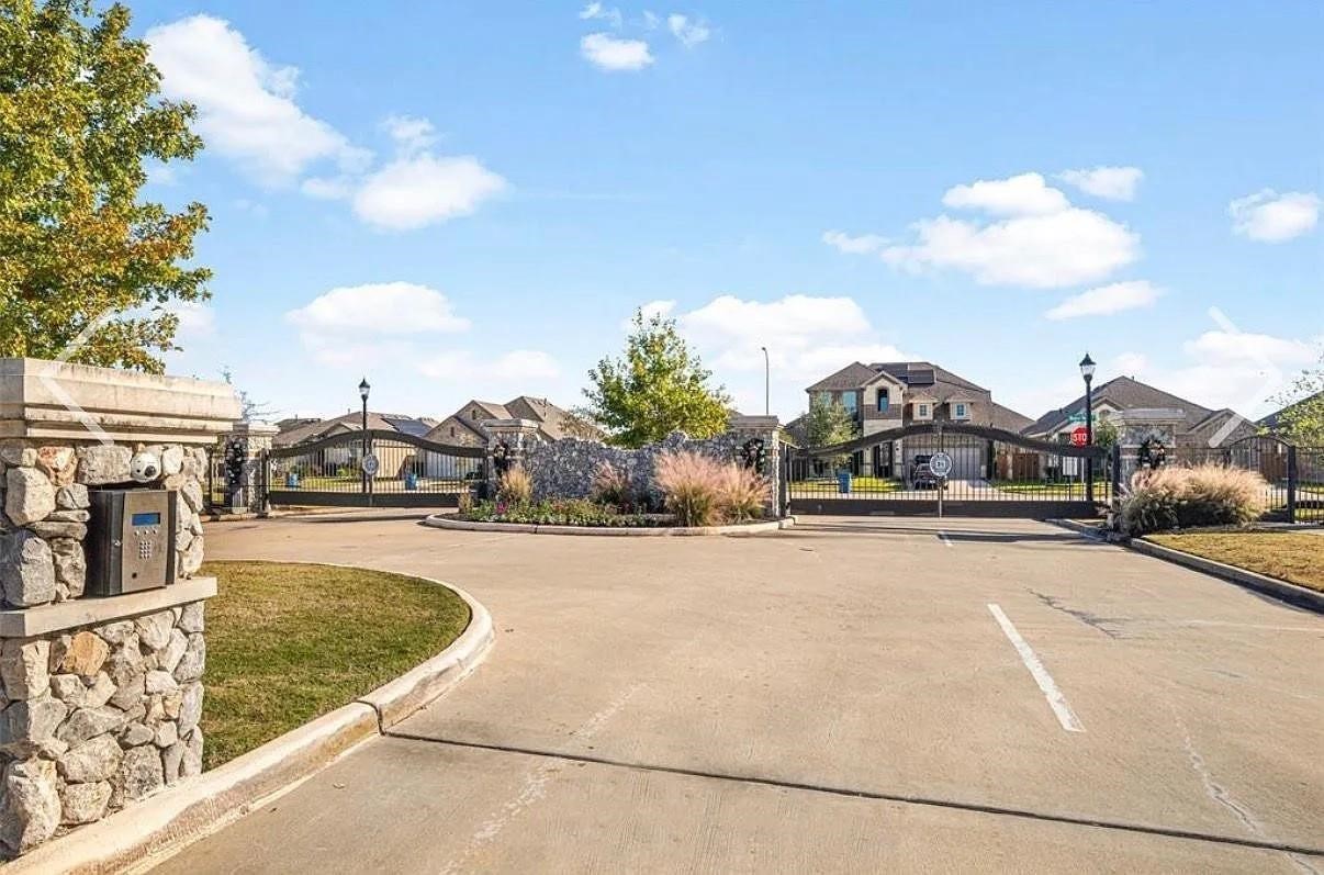 15419 Royce Holly Drive Property Photo 3