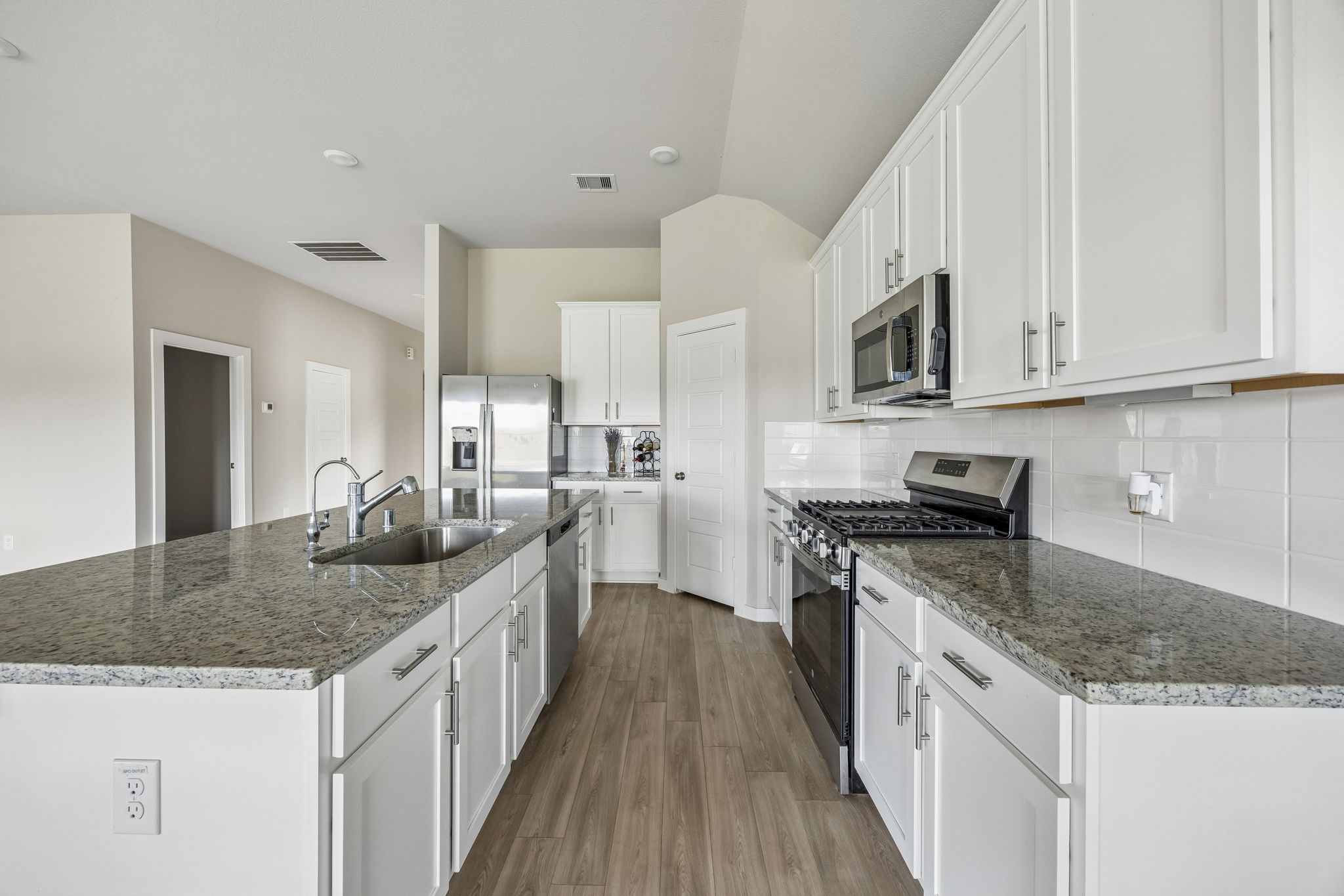 4989 Perennial Lane Property Photo 4