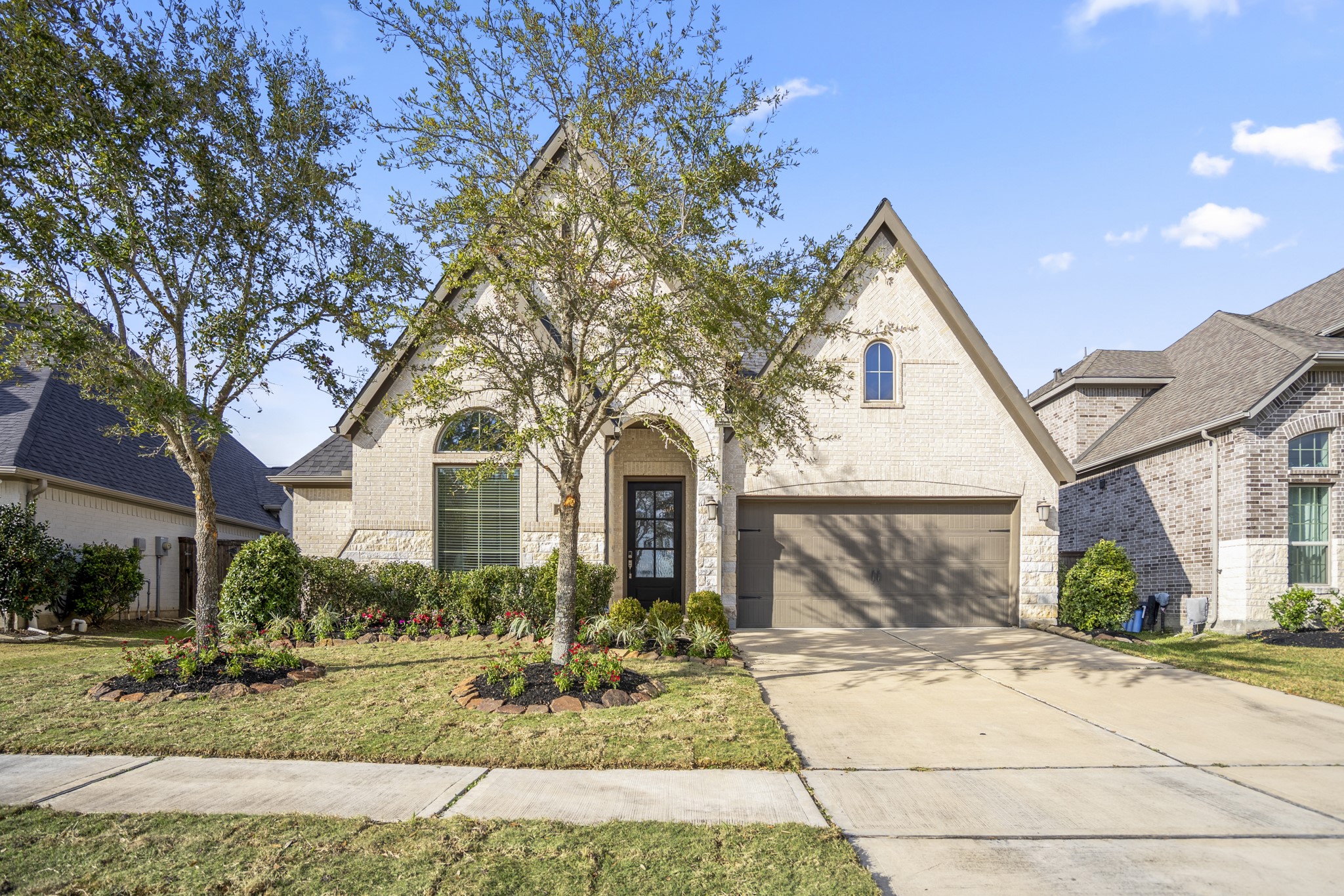 6914 Red Oak Drive Property Photo 1