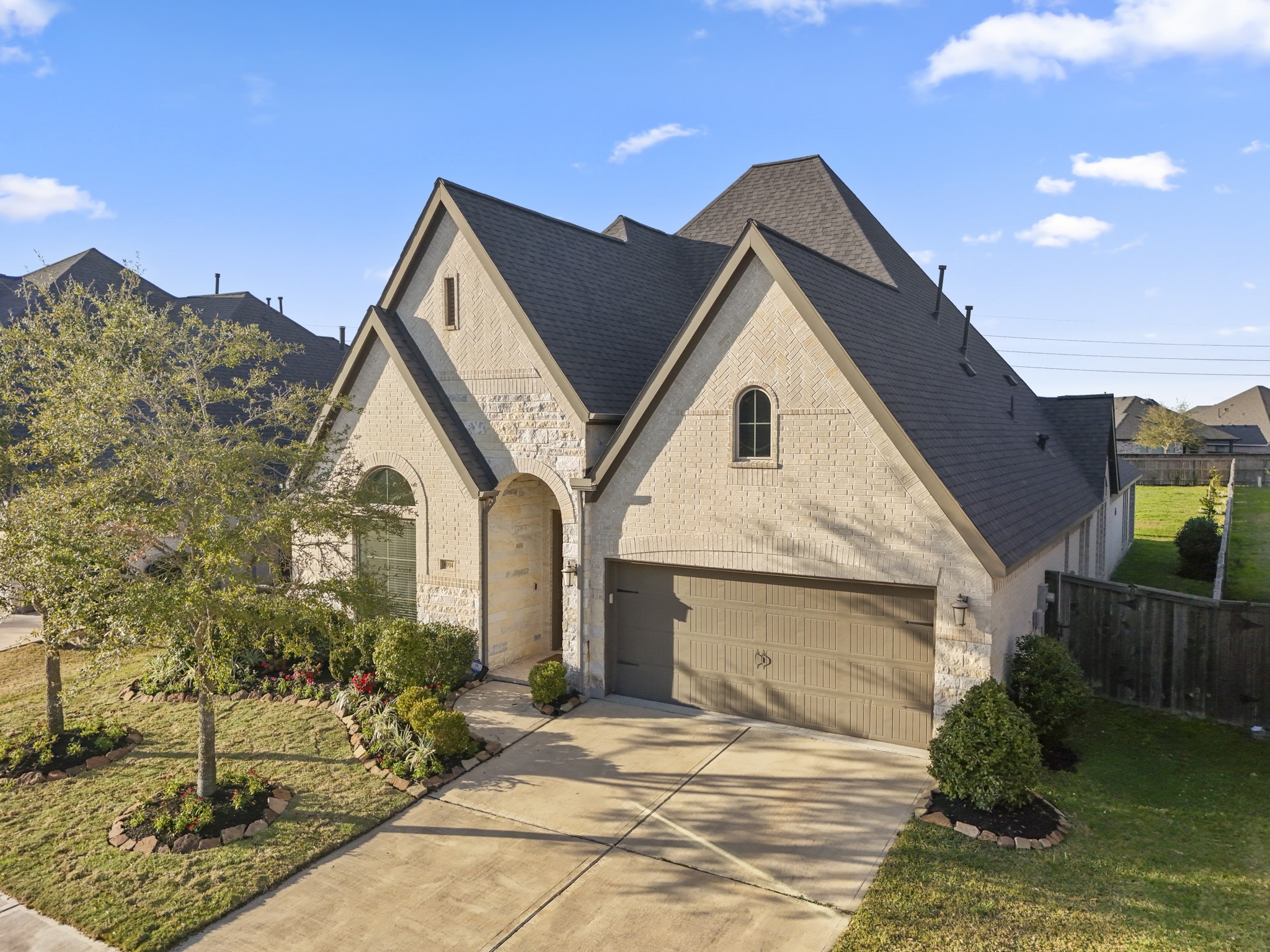 6914 Red Oak Drive Property Photo 2
