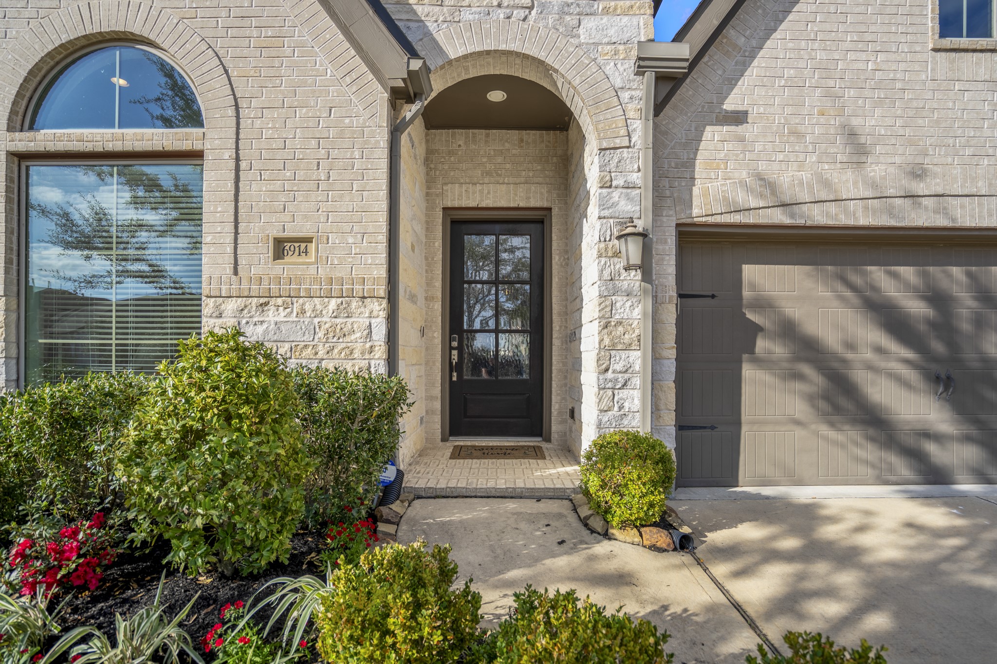 6914 Red Oak Drive Property Photo 3