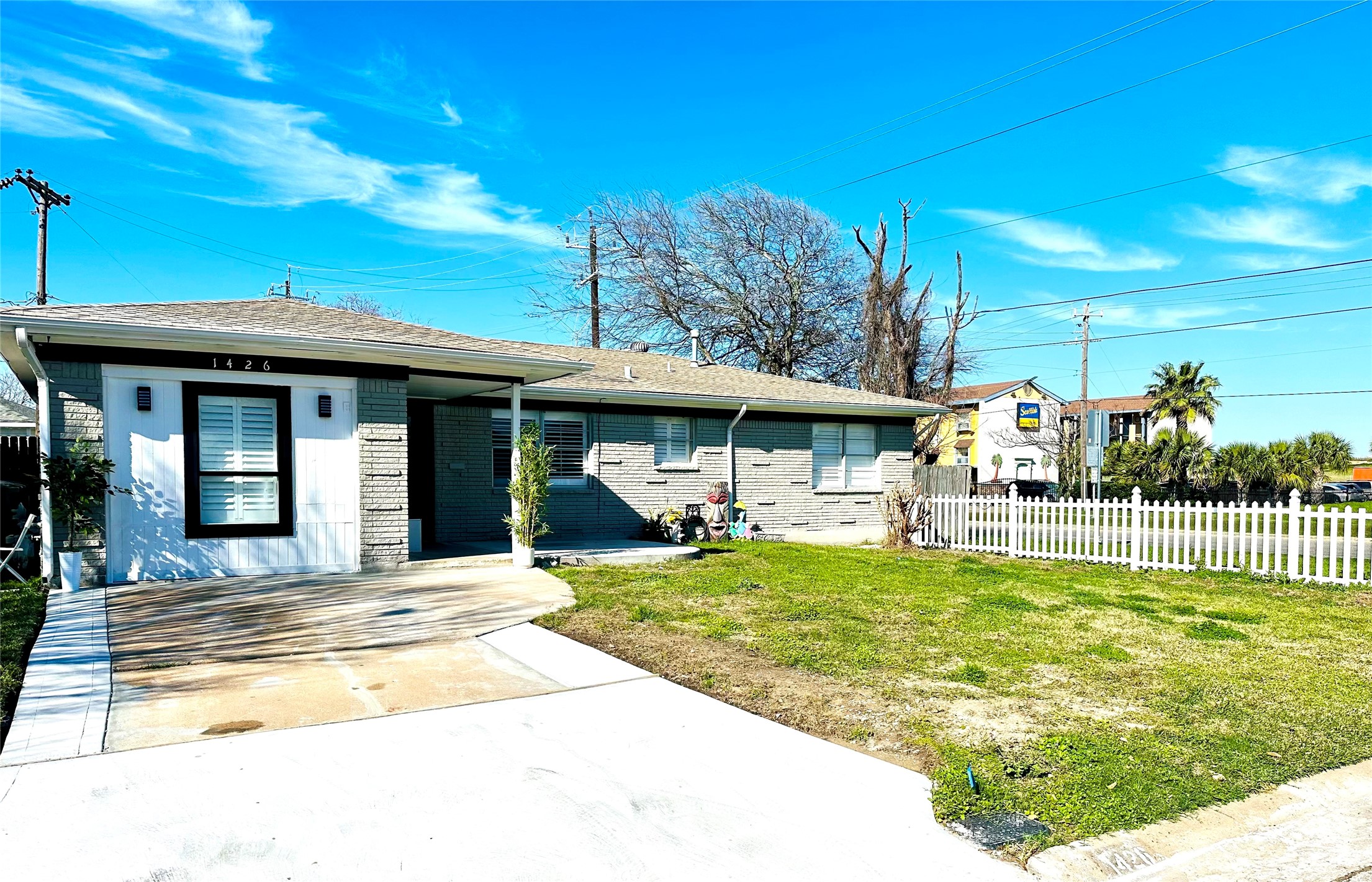 1426 Harbor View Drive Property Photo 1