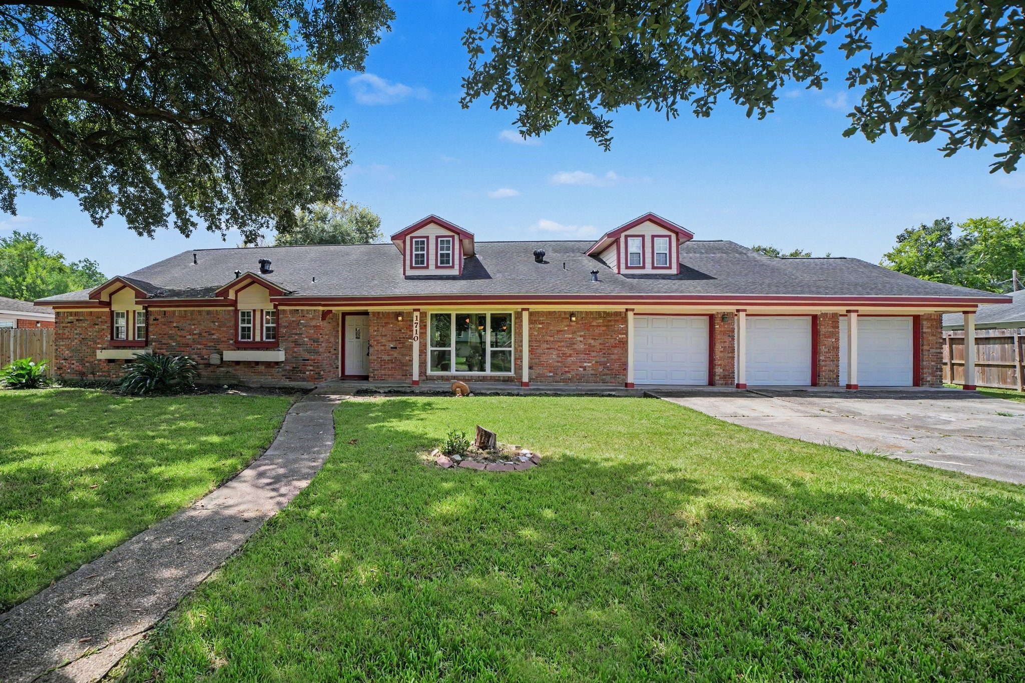 1710 Oaks Drive Property Photo 1