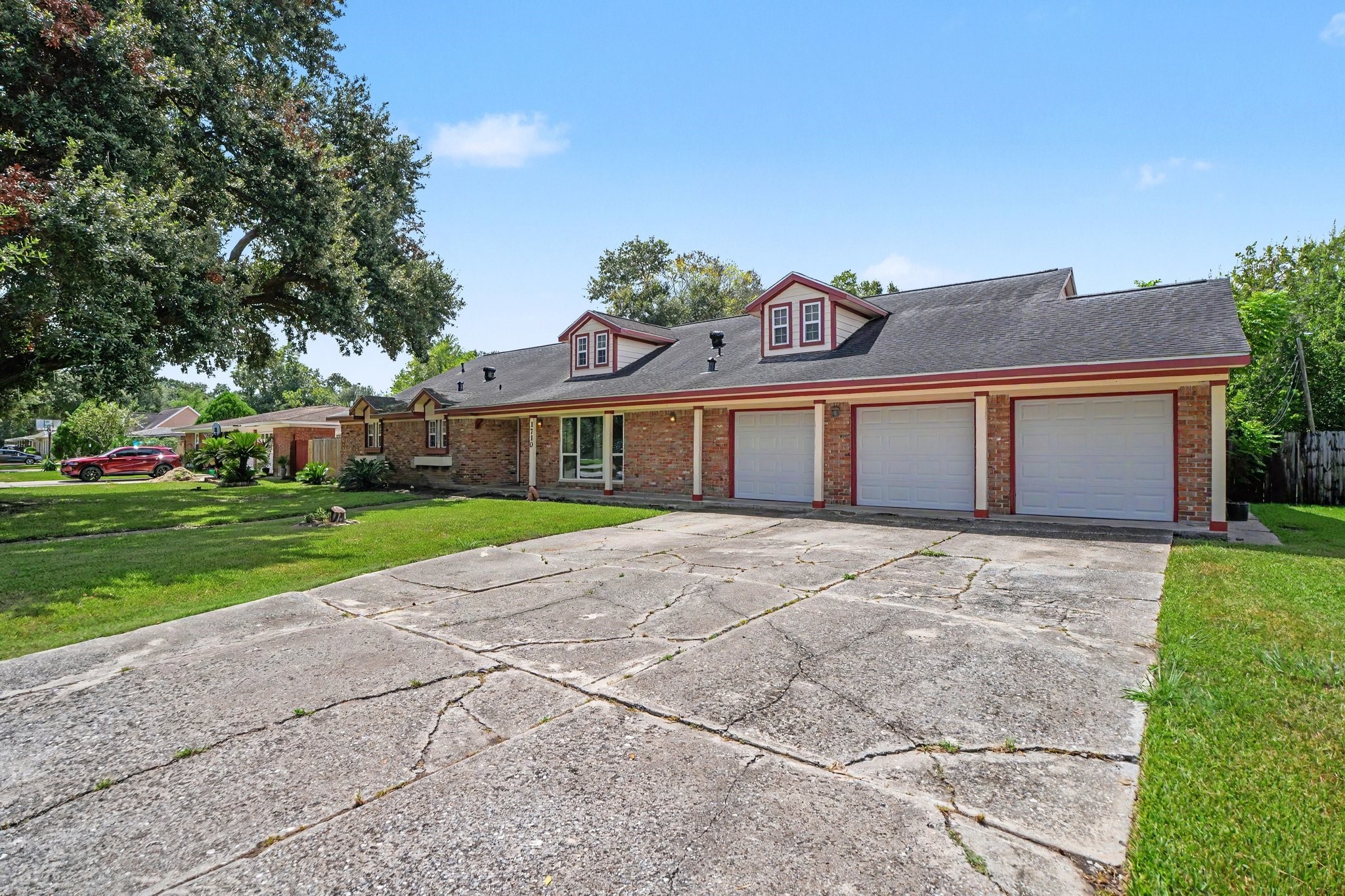 1710 Oaks Drive Property Photo 2