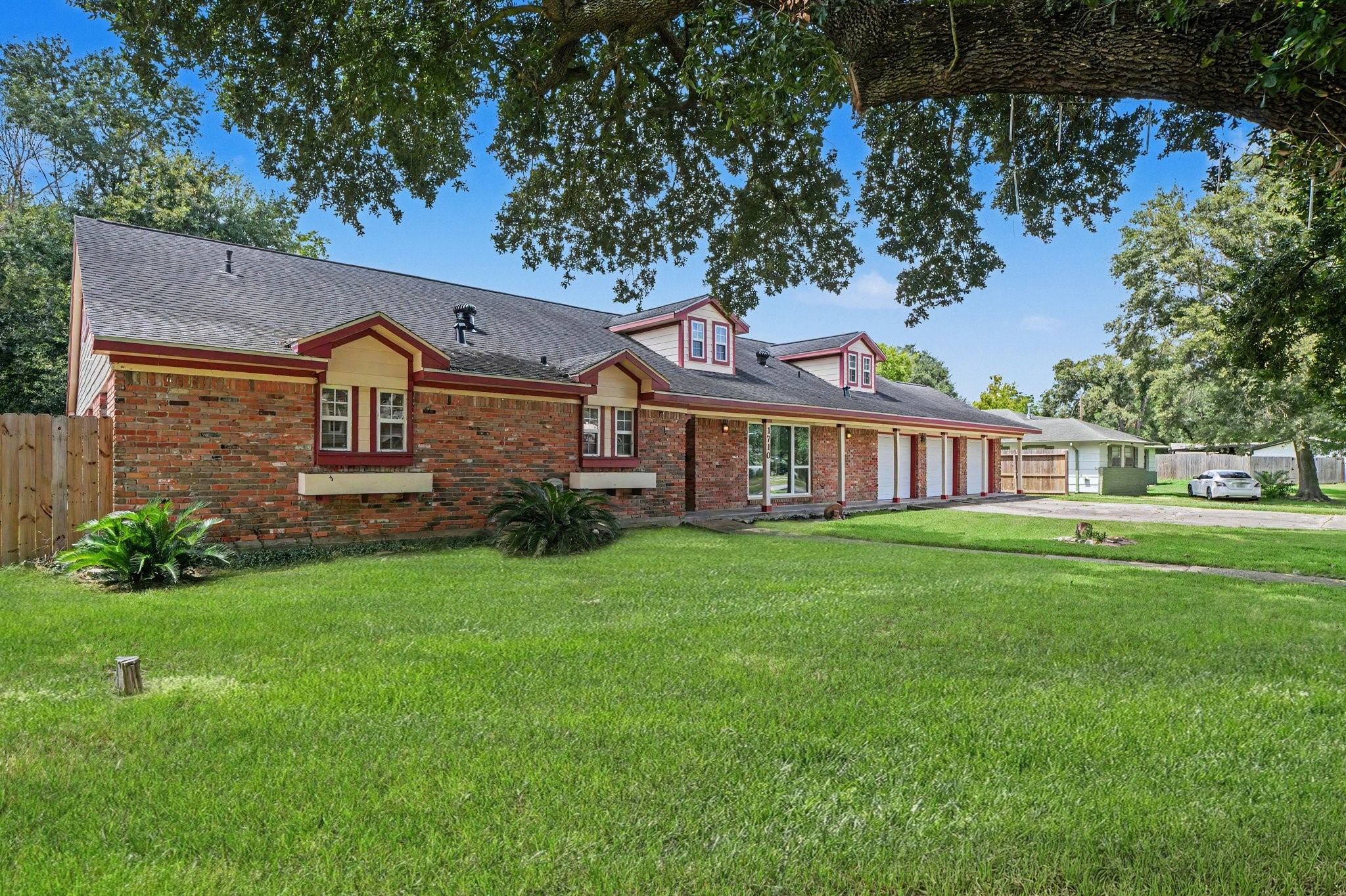 1710 Oaks Drive Property Photo 3