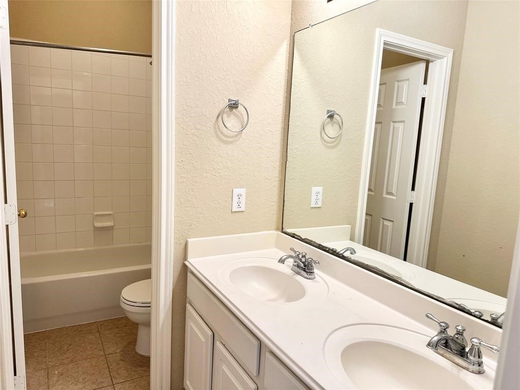 3723 Tumbling Falls Drive Property Photo 18