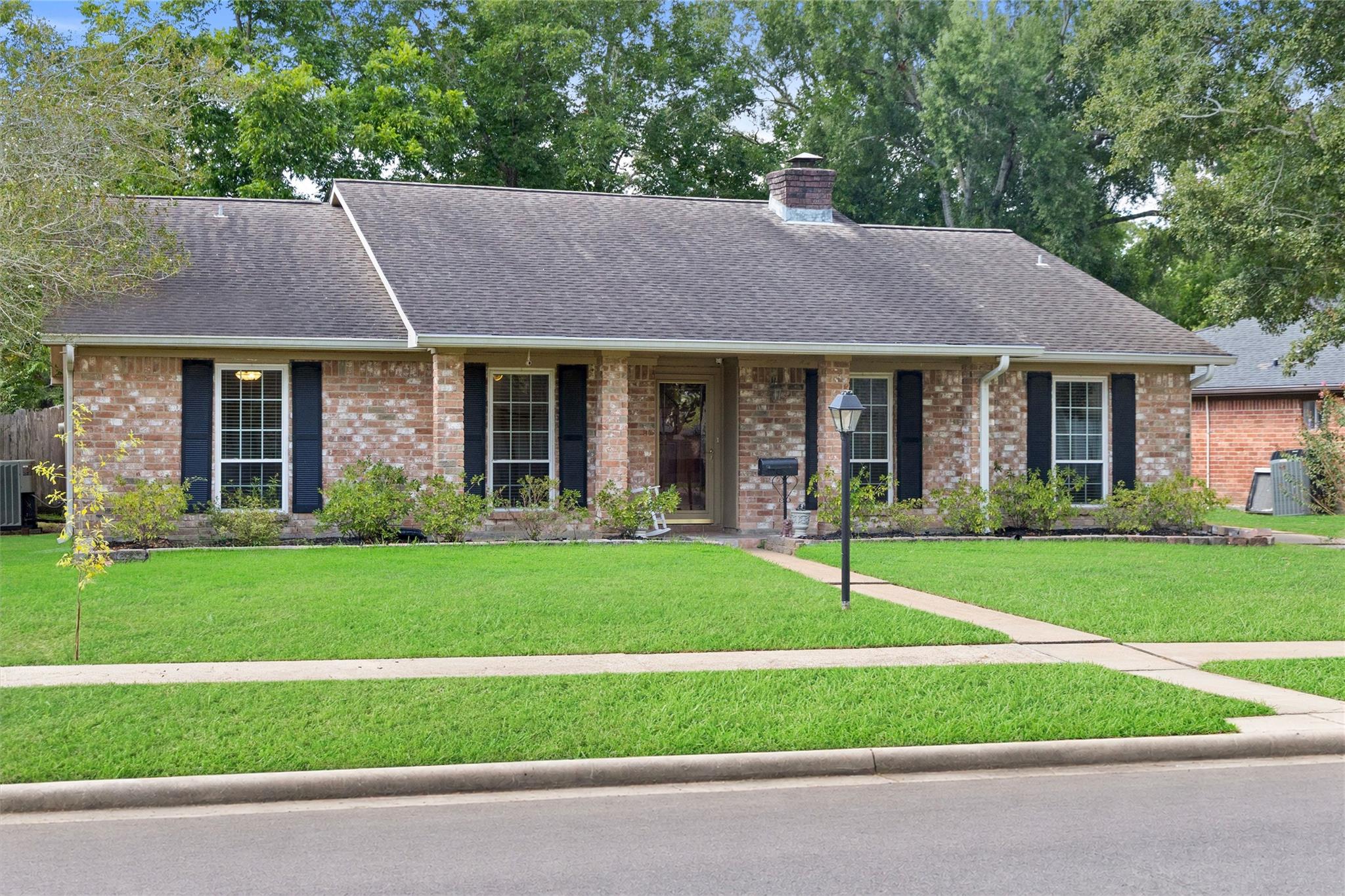 15214 Saint Cloud Drive, Houston Tx 77062 Property Photo 1