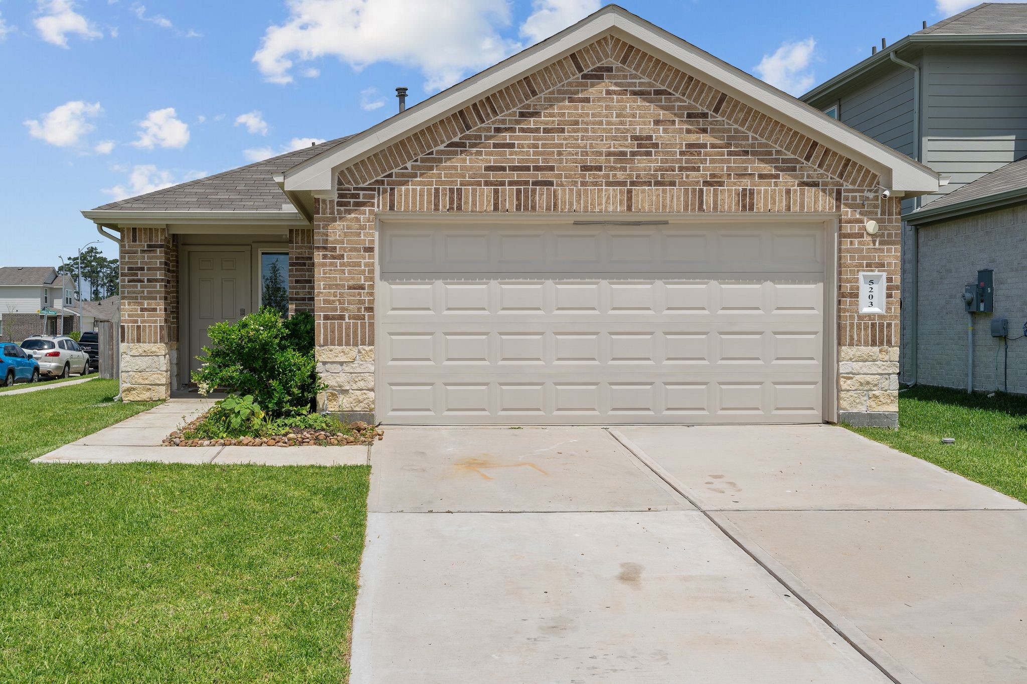 5203 Mossdale Bluff Lane Property Photo 3