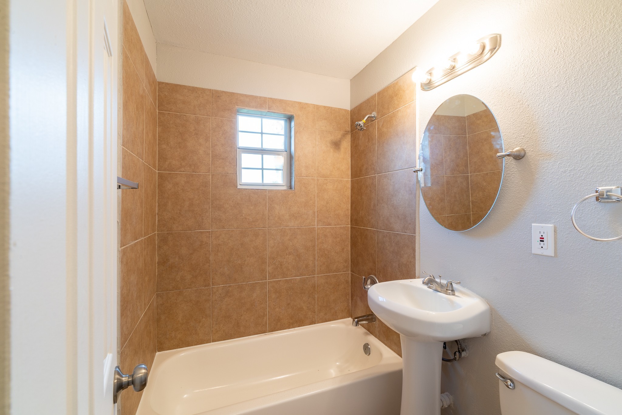 2501 Delano 2 Property Photo 7