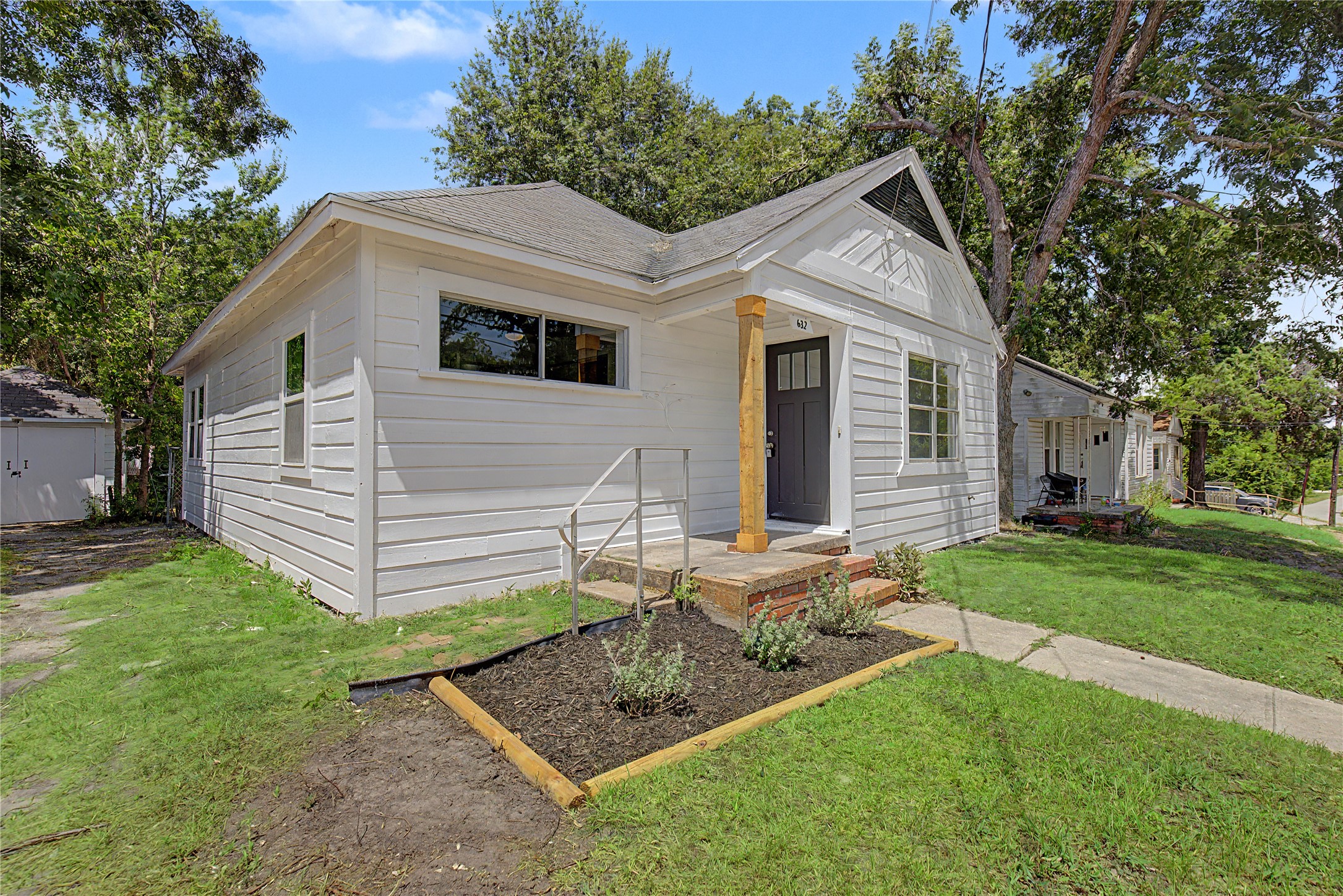 632 University Avenue Property Photo 2