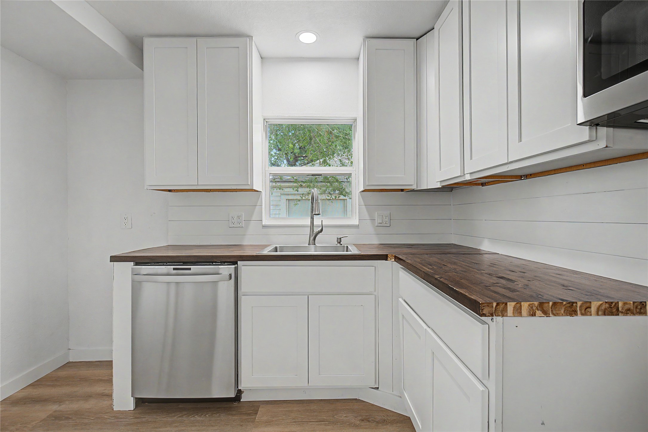 632 University Avenue Property Photo 8