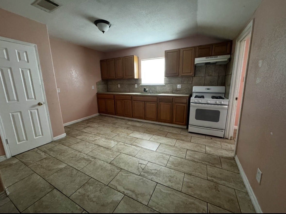 709 Matthews Street Property Photo 5