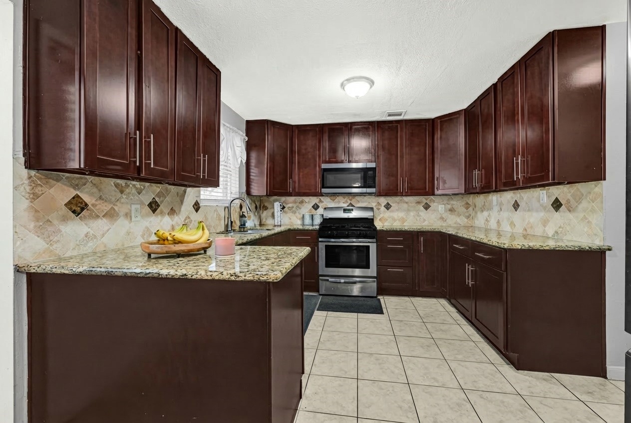 18014 Autumn Hills Drive Property Photo 6
