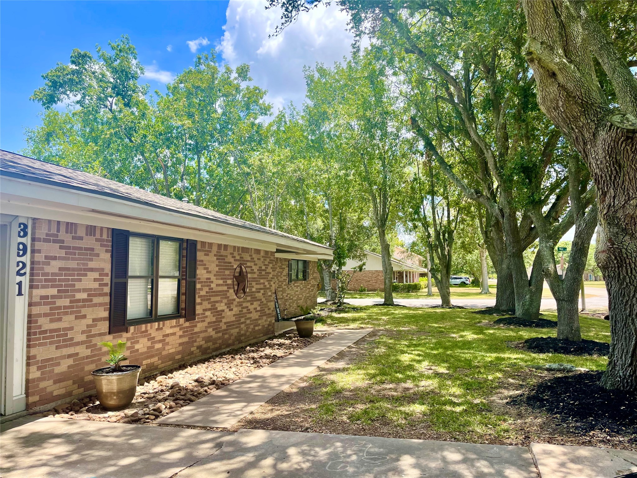 3921 Doris Street