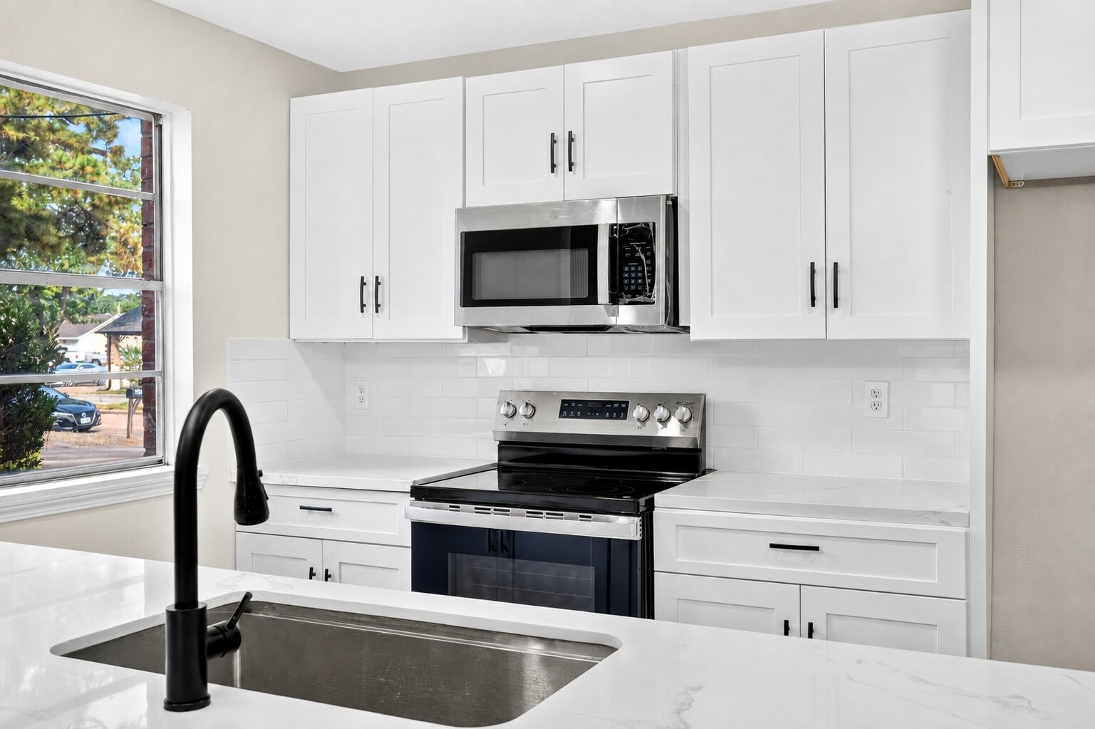2426 Woodsdale Boulevard Property Photo 14