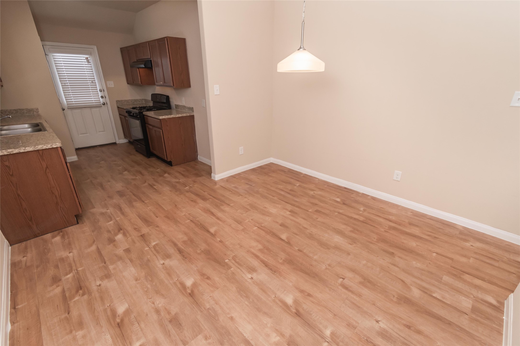 2424 W Werrington Way Property Photo 7